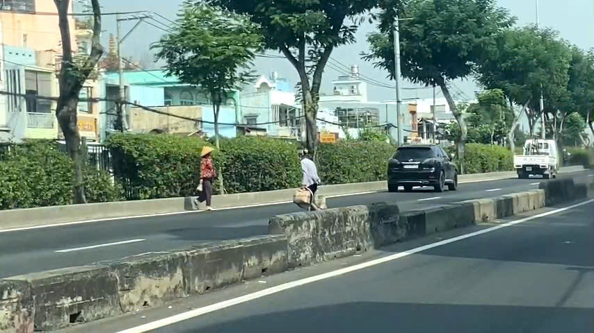 TP.HCM: Nhiều người bị xử phạt v&igrave; qua đường sai quy định- Ảnh 2.