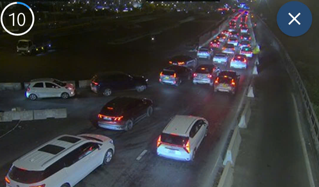 Người d&acirc;n &ugrave;n &ugrave;n trở lại TP.HCM sau lễ Giỗ Tổ, cửa ng&otilde; &ugrave;n ứ k&eacute;o d&agrave;i- Ảnh 3.