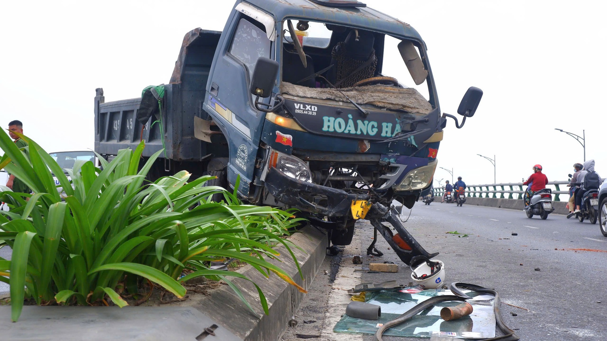 Xe tải t&ocirc;ng dải ph&acirc;n c&aacute;ch, đ&acirc;m g&atilde;y trụ điện tr&ecirc;n cầu vượt Ng&atilde; Ba Huế- Ảnh 1.