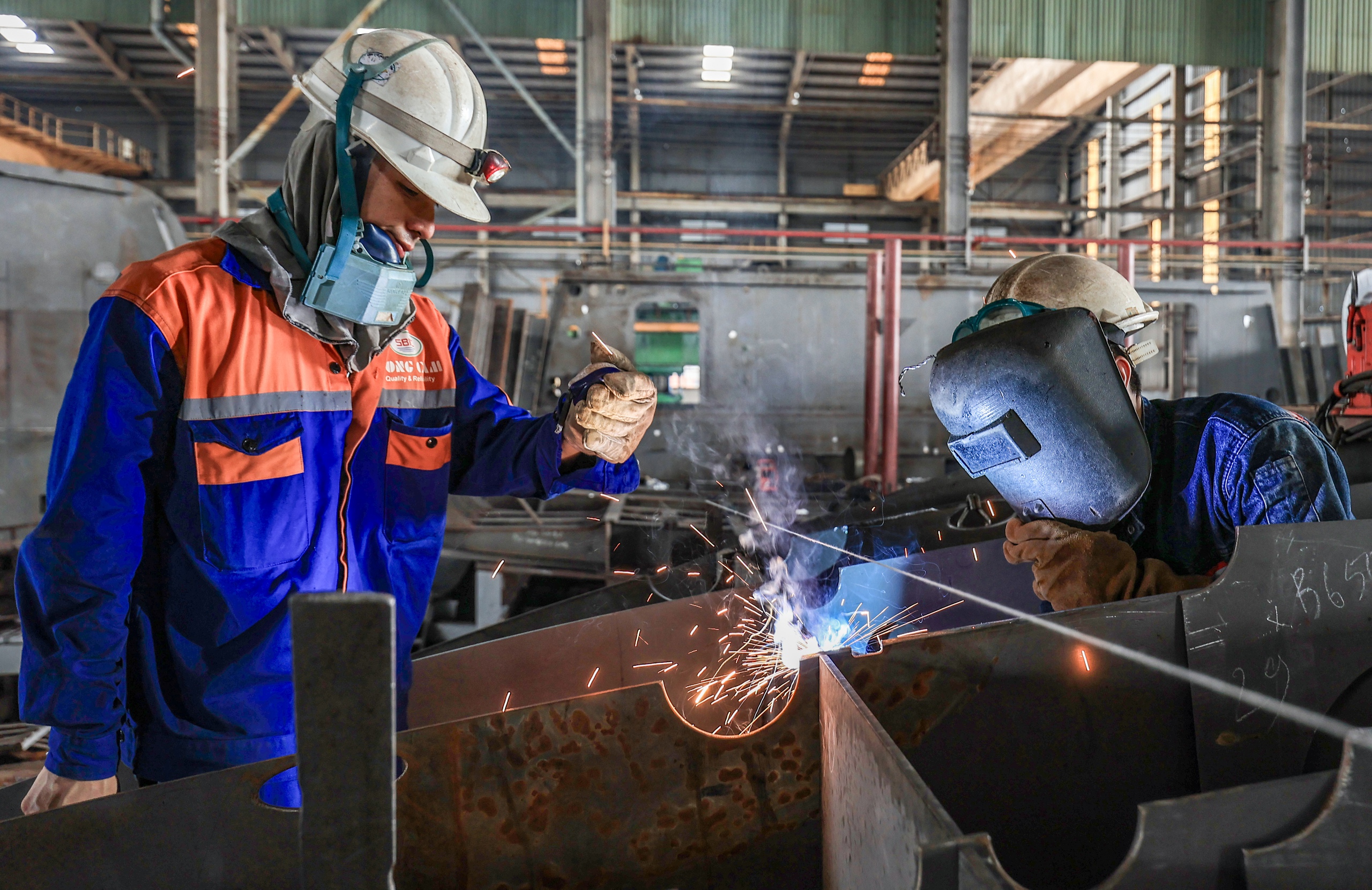 Tỉ mỉ đóng những con tàu "Made in Vietnam"- Ảnh 5. Tỉ mỉ đóng những con tàu "Made in Vietnam"- Ảnh 5.