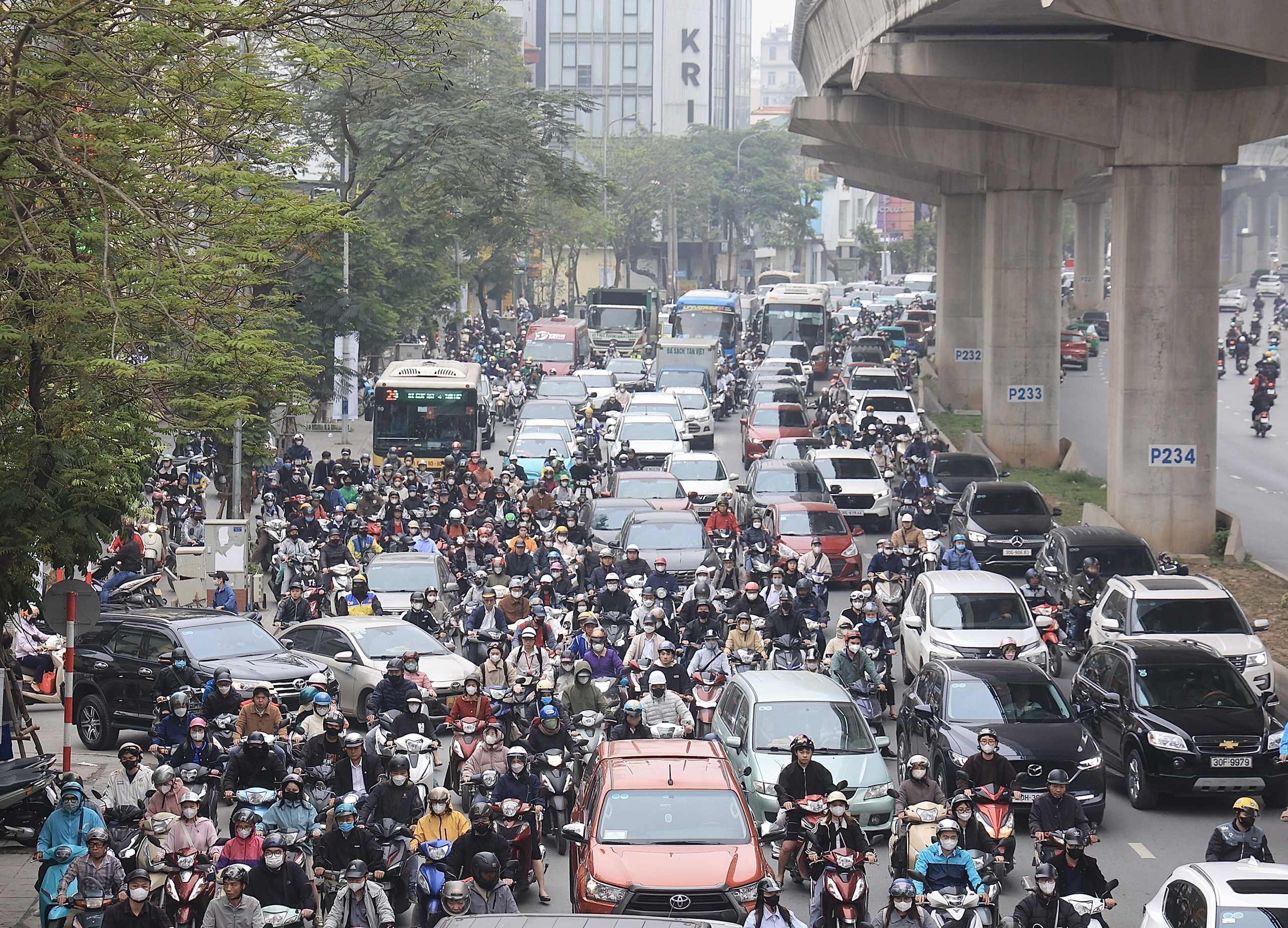 Ng&agrave;y đầu người d&acirc;n đi l&agrave;m sau lễ Giỗ Tổ, đường phố ken đặc phương tiện- Ảnh 1.