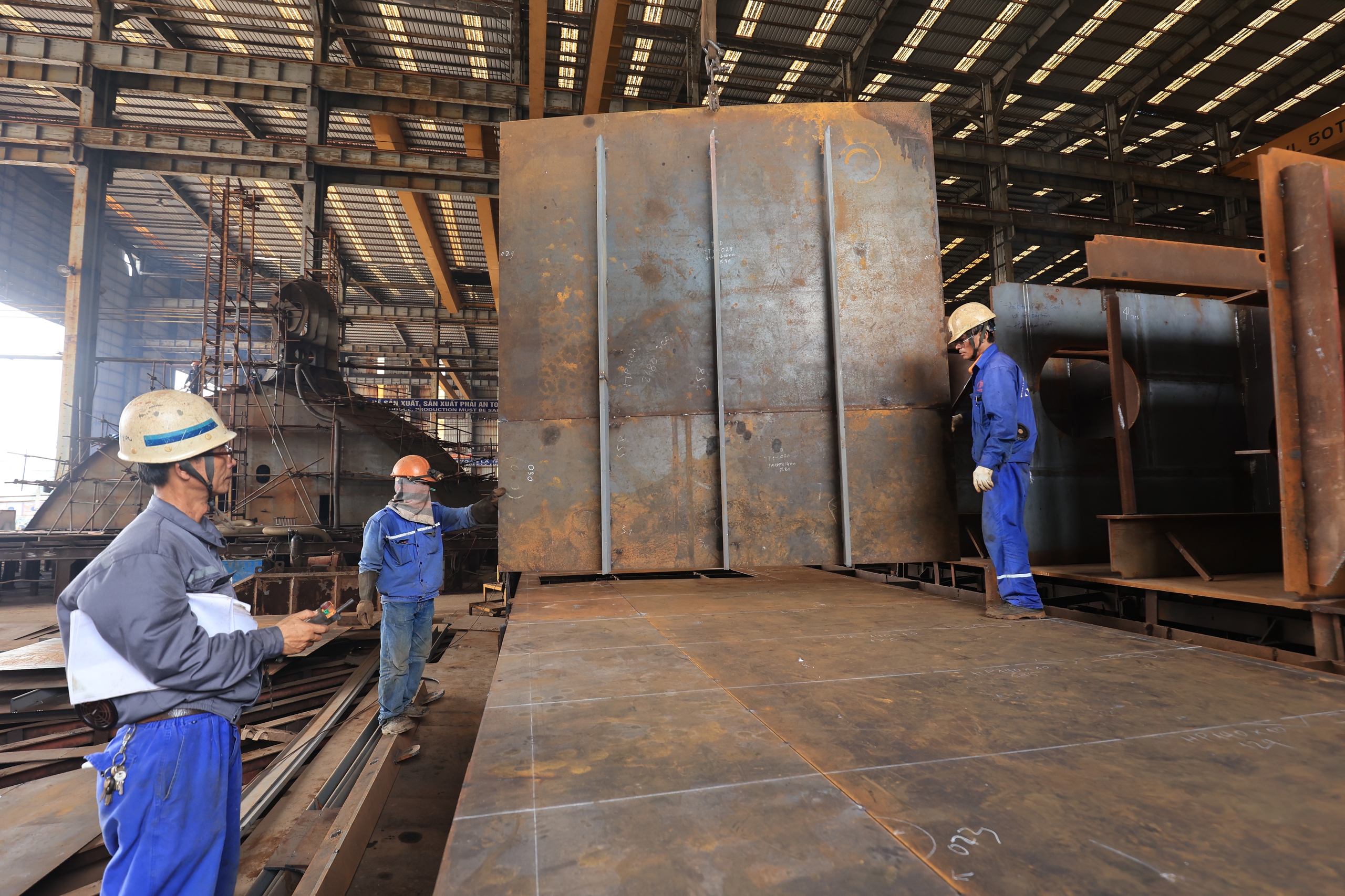 Tỉ mỉ đóng những con tàu "Made in Vietnam"- Ảnh 3. Tỉ mỉ đóng những con tàu "Made in Vietnam"- Ảnh 3.