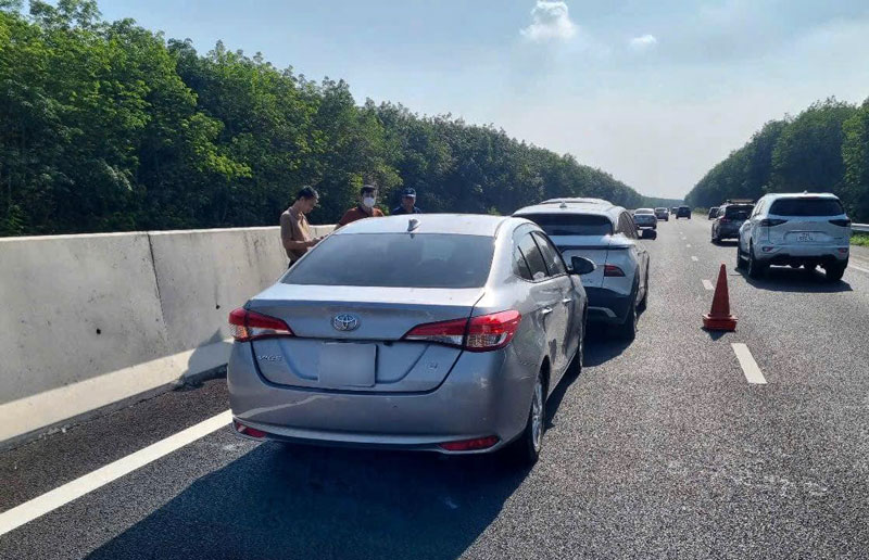 Hiện trường vụ tai nạn li&ecirc;n ho&agrave;n tr&ecirc;n cao tốc Phan Thiết - Dầu Gi&acirc;y.