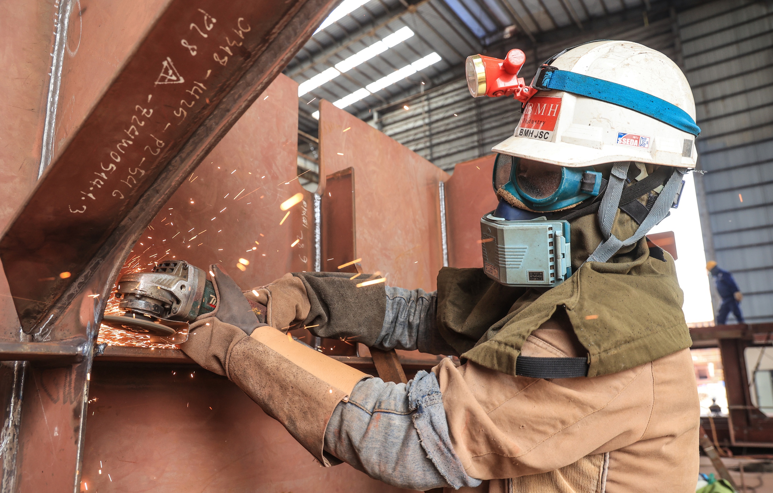 Tỉ mỉ đóng những con tàu "Made in Vietnam"- Ảnh 8. Tỉ mỉ đóng những con tàu "Made in Vietnam"- Ảnh 8.