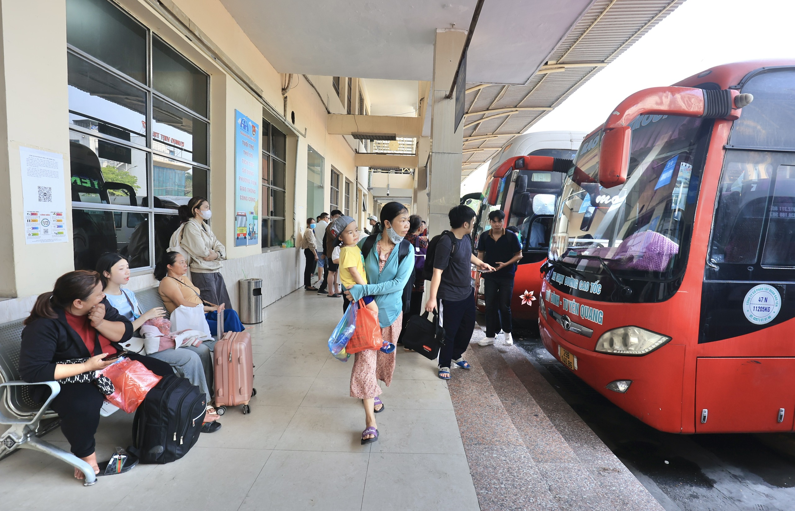 Gần 54 ngh&igrave;n kh&aacute;ch qua bến xe H&agrave; Nội dịp lễ Giỗ Tổ H&ugrave;ng Vương- Ảnh 1.