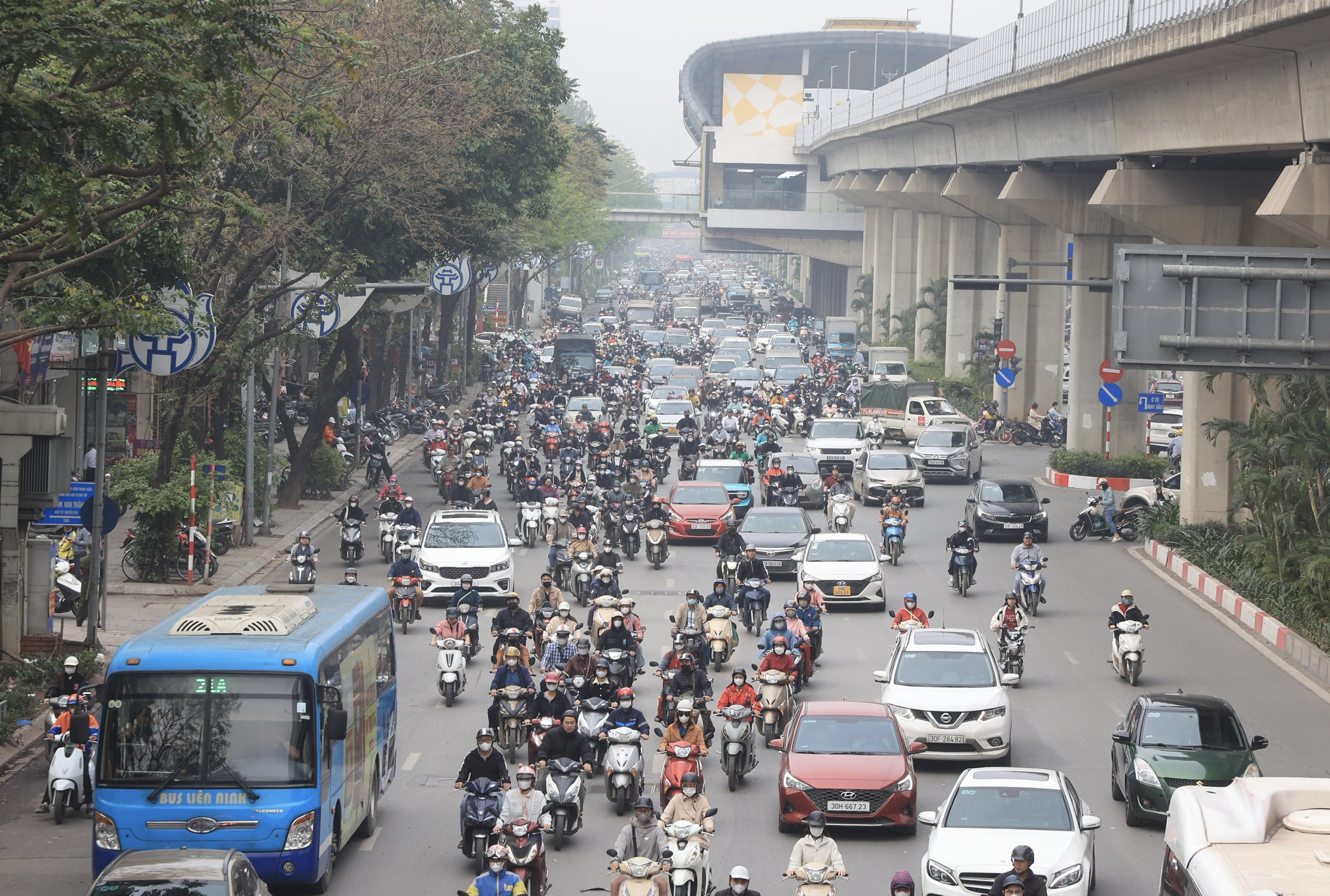 Ng&agrave;y đầu người d&acirc;n đi l&agrave;m sau lễ Giỗ Tổ, đường phố ken đặc phương tiện- Ảnh 7.