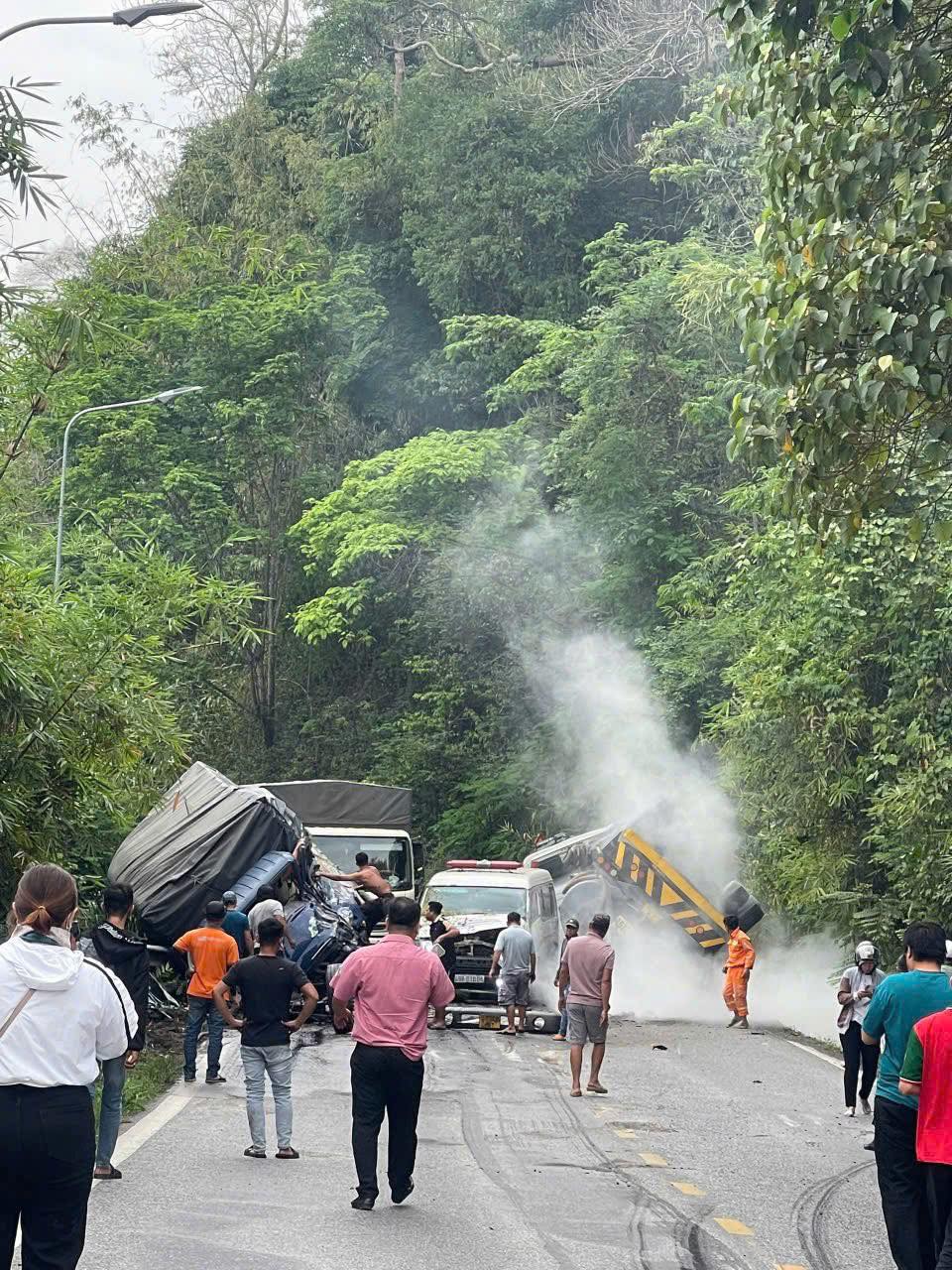 Tai nạn liên hoàn nhiều ô tô, đường đèo Bảo Lộc ách tắc nghiêm trọng- Ảnh 6. Tai nạn liên hoàn nhiều ô tô, đường đèo Bảo Lộc ách tắc nghiêm trọng- Ảnh 6.