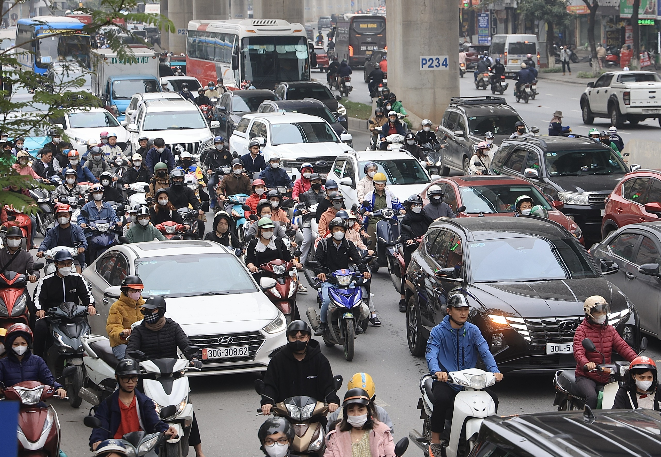 Ng&agrave;y đầu người d&acirc;n đi l&agrave;m sau lễ Giỗ Tổ, đường phố ken đặc phương tiện- Ảnh 2.