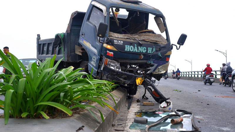 Chiếc xe tải tại hiện trường vụ tai nạn. Chiếc xe tải tại hiện trường vụ tai nạn.