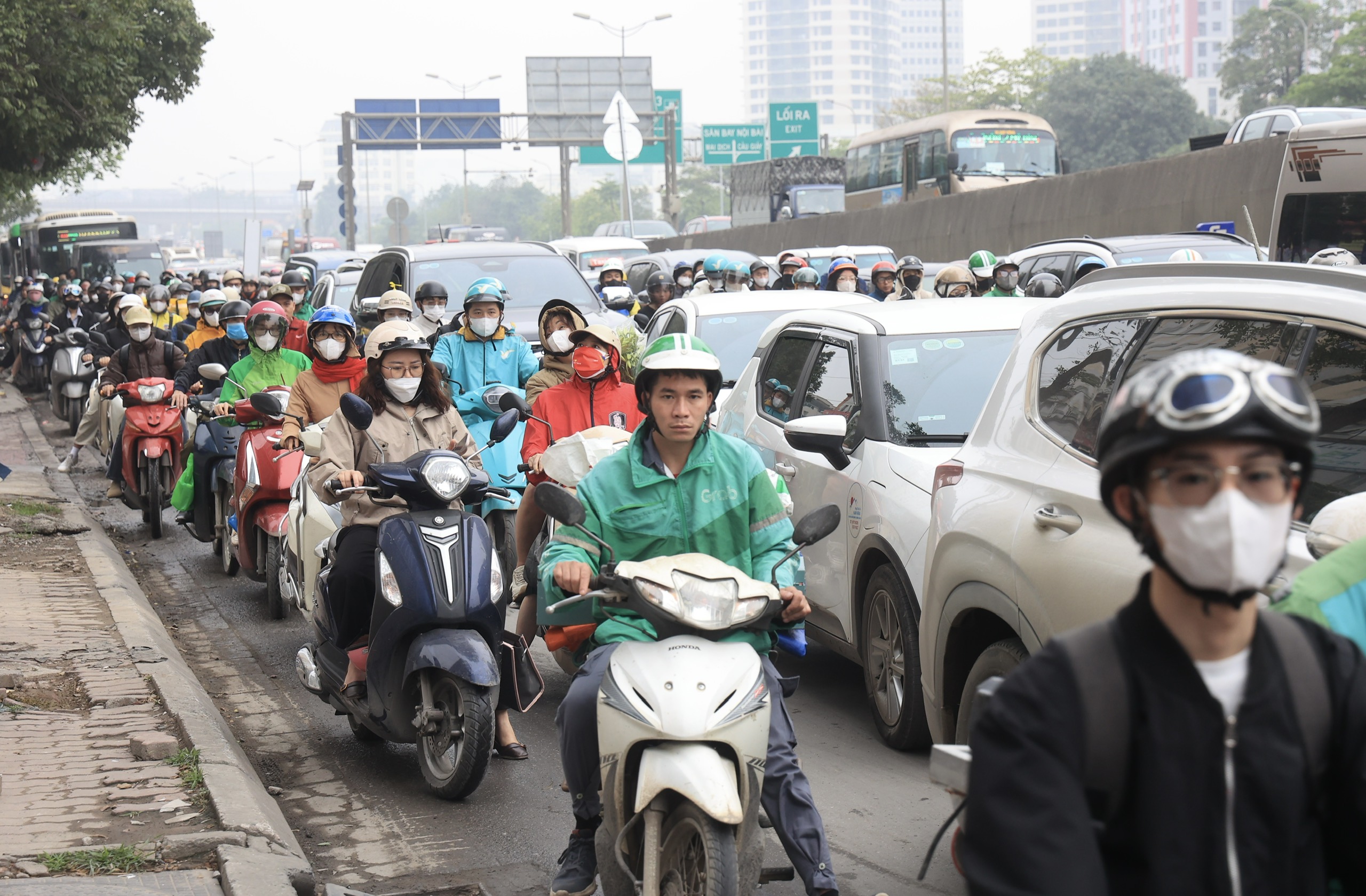 Ng&agrave;y đầu người d&acirc;n đi l&agrave;m sau lễ Giỗ Tổ, đường phố ken đặc phương tiện- Ảnh 4.