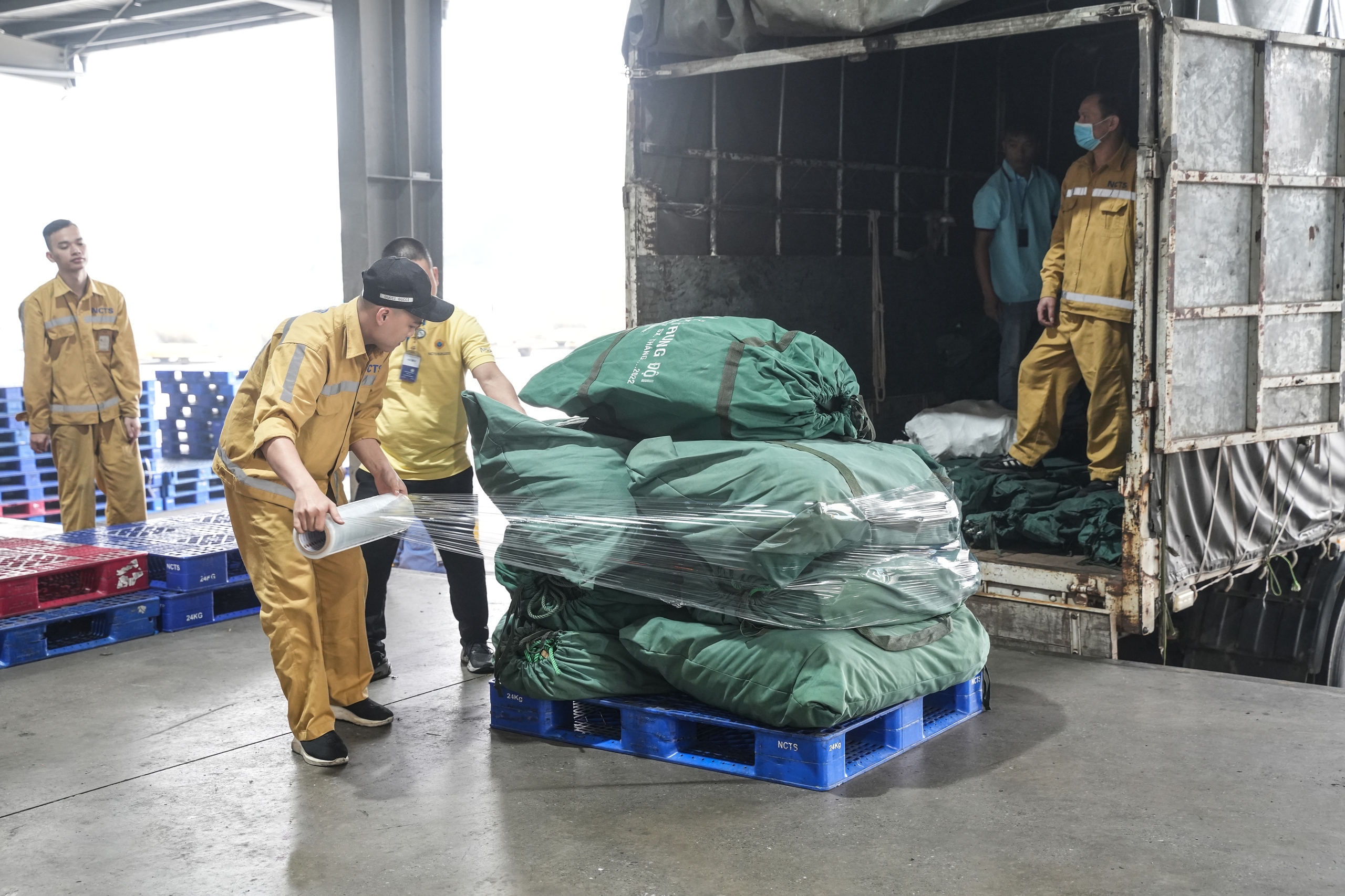 Vietnam Airlines vận chuyển gần 30 tấn h&agrave;ng cứu trợ đến Myanmar- Ảnh 2.