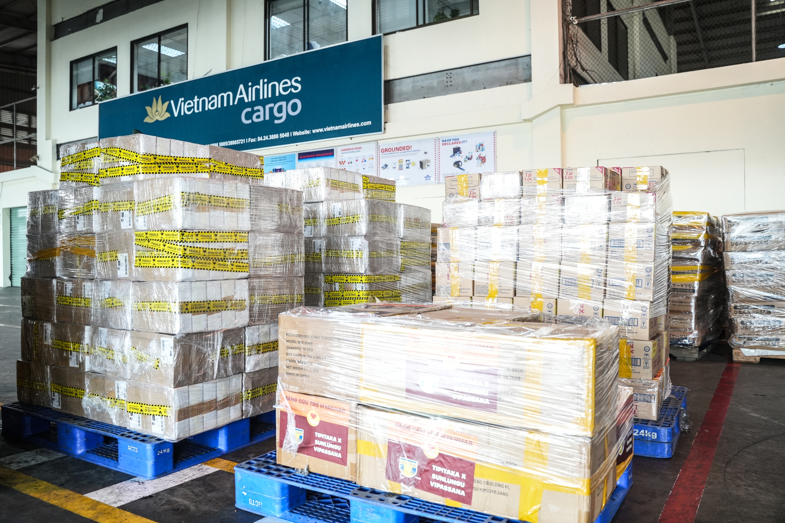 Vietnam Airlines vận chuyển gần 30 tấn h&agrave;ng cứu trợ đến Myanmar- Ảnh 5.