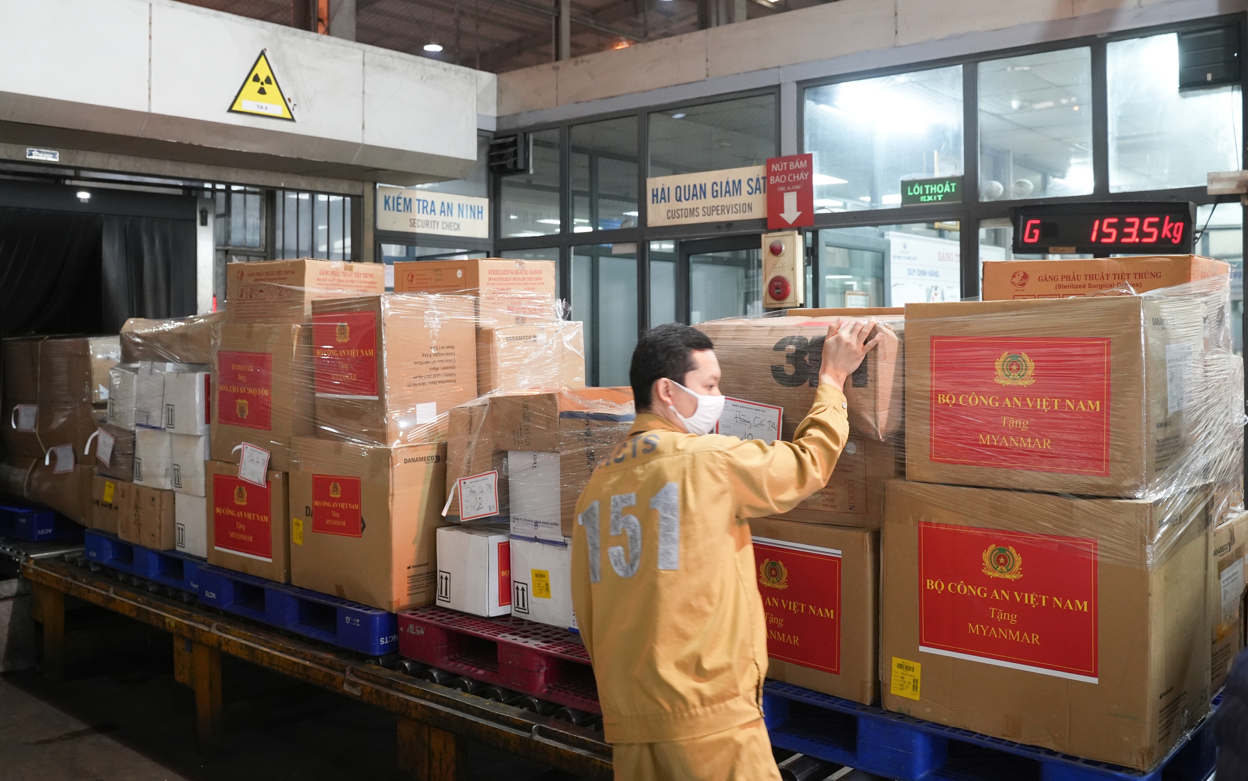 Vietnam Airlines vận chuyển gần 30 tấn h&agrave;ng cứu trợ đến Myanmar- Ảnh 6.