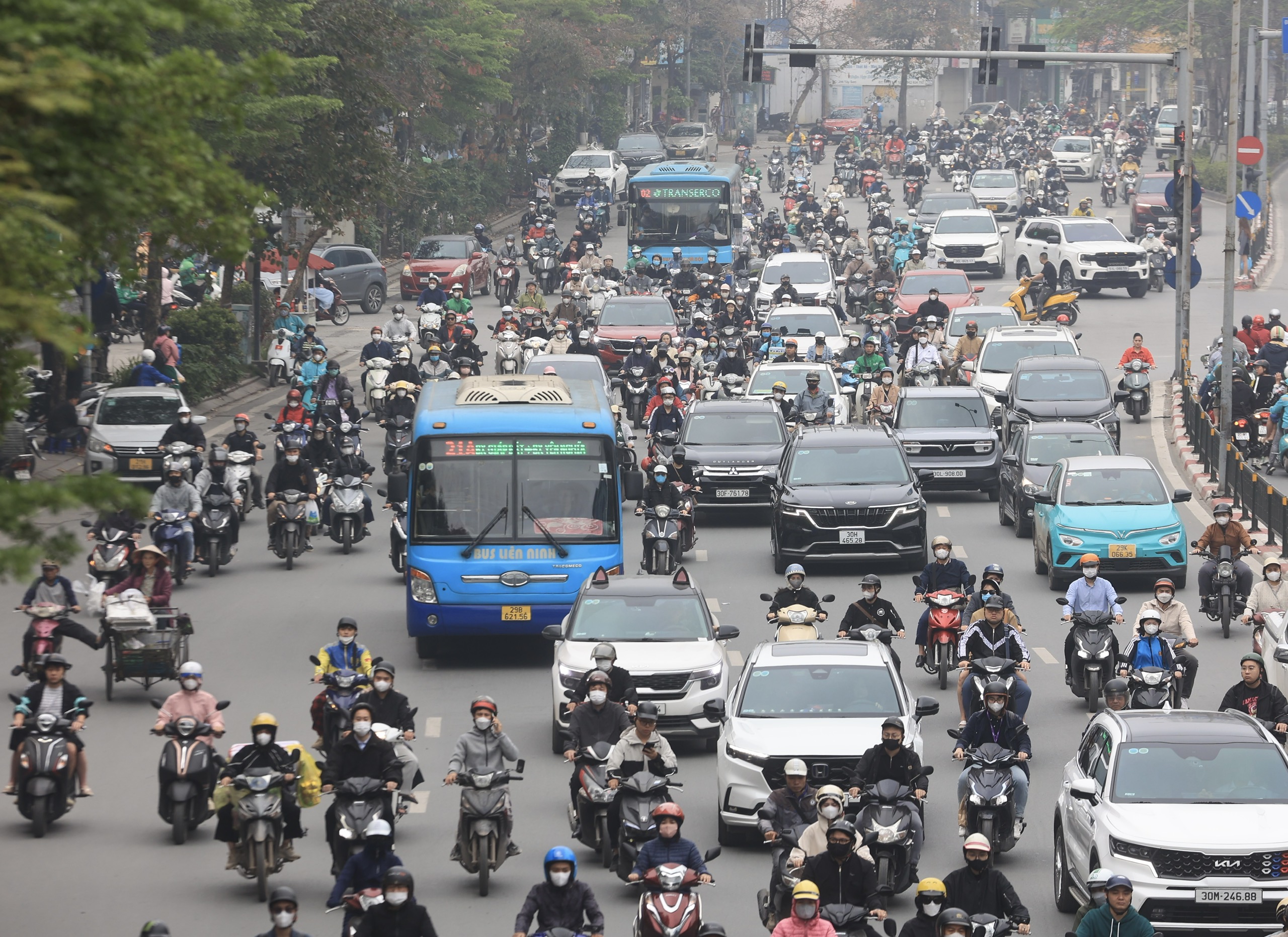 Ng&agrave;y đầu người d&acirc;n đi l&agrave;m sau lễ Giỗ Tổ, đường phố ken đặc phương tiện- Ảnh 9.