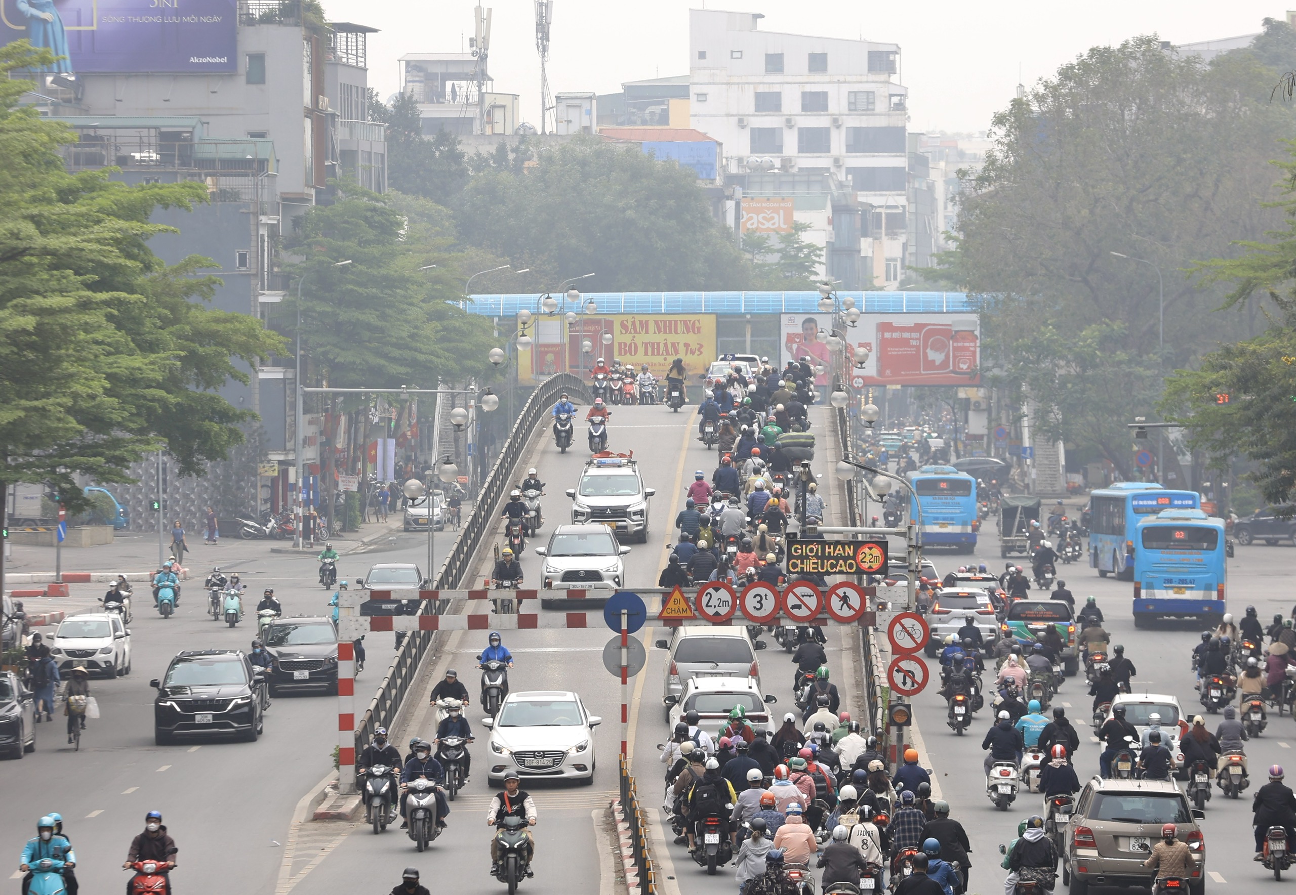 Ng&agrave;y đầu người d&acirc;n đi l&agrave;m sau lễ Giỗ Tổ, đường phố ken đặc phương tiện- Ảnh 10.
