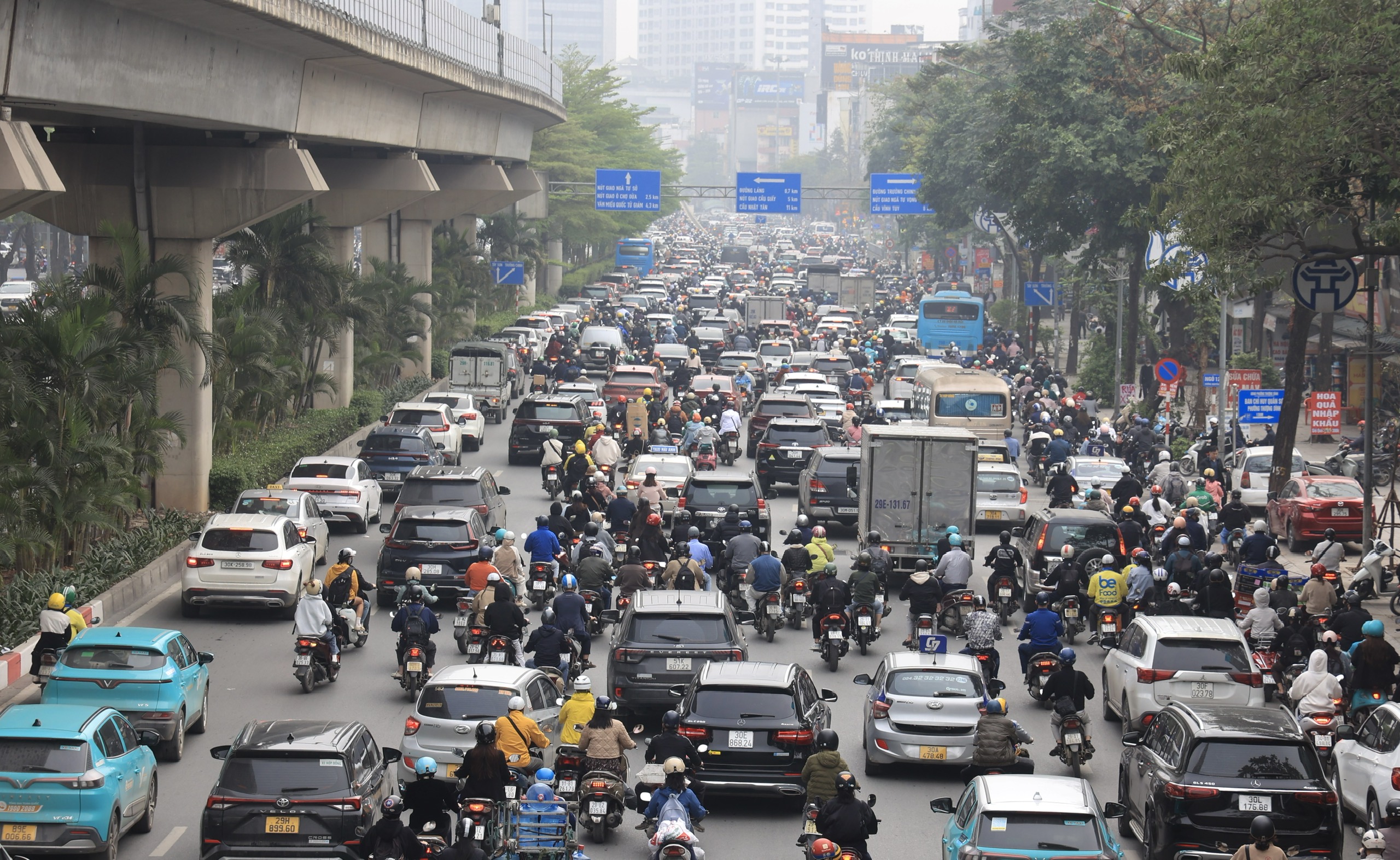 Ng&agrave;y đầu người d&acirc;n đi l&agrave;m sau lễ Giỗ Tổ, đường phố ken đặc phương tiện- Ảnh 8.