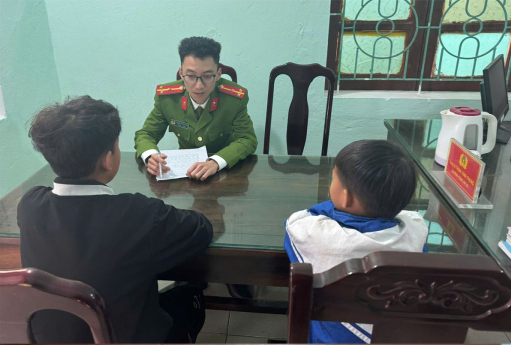 Hai thiếu ni&ecirc;n bắn vỡ k&iacute;nh xe kh&aacute;ch đang chạy tr&ecirc;n cao tốc qua Thanh H&oacute;a- Ảnh 1.