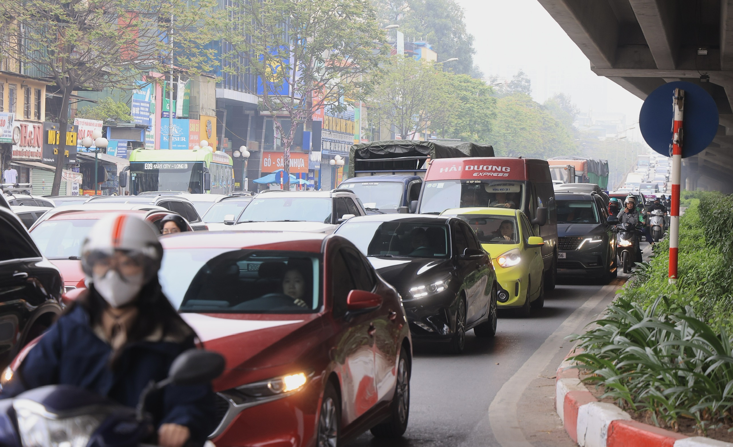 Ng&agrave;y đầu người d&acirc;n đi l&agrave;m sau lễ Giỗ Tổ, đường phố ken đặc phương tiện- Ảnh 6.