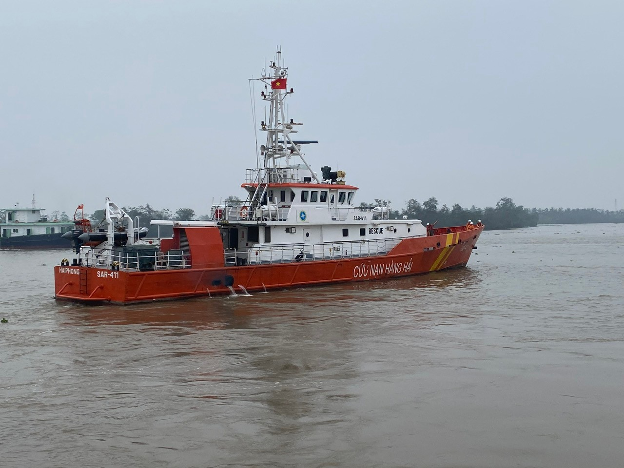 Tàu cứu nạn hàng hải cứu 8 thuyền viên trong tàu cá bị đâm chìm tại Hải Phòng- Ảnh 1. Tàu cứu nạn hàng hải cứu 8 thuyền viên trong tàu cá bị đâm chìm tại Hải Phòng- Ảnh 1.