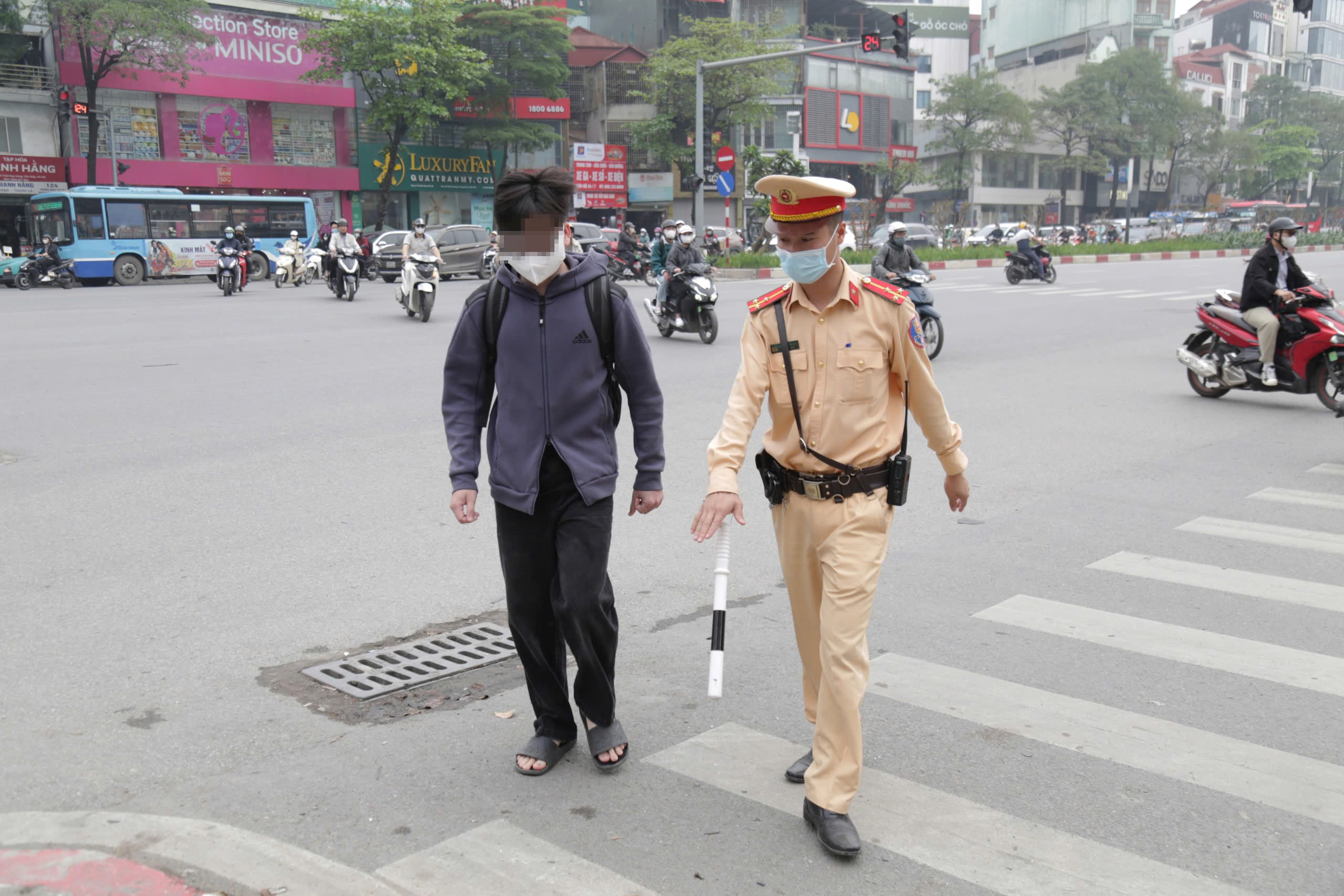 H&agrave; Nội: Nhiều người đi bộ sai luật bất ngờ khi bị CSGT xử phạt- Ảnh 1.