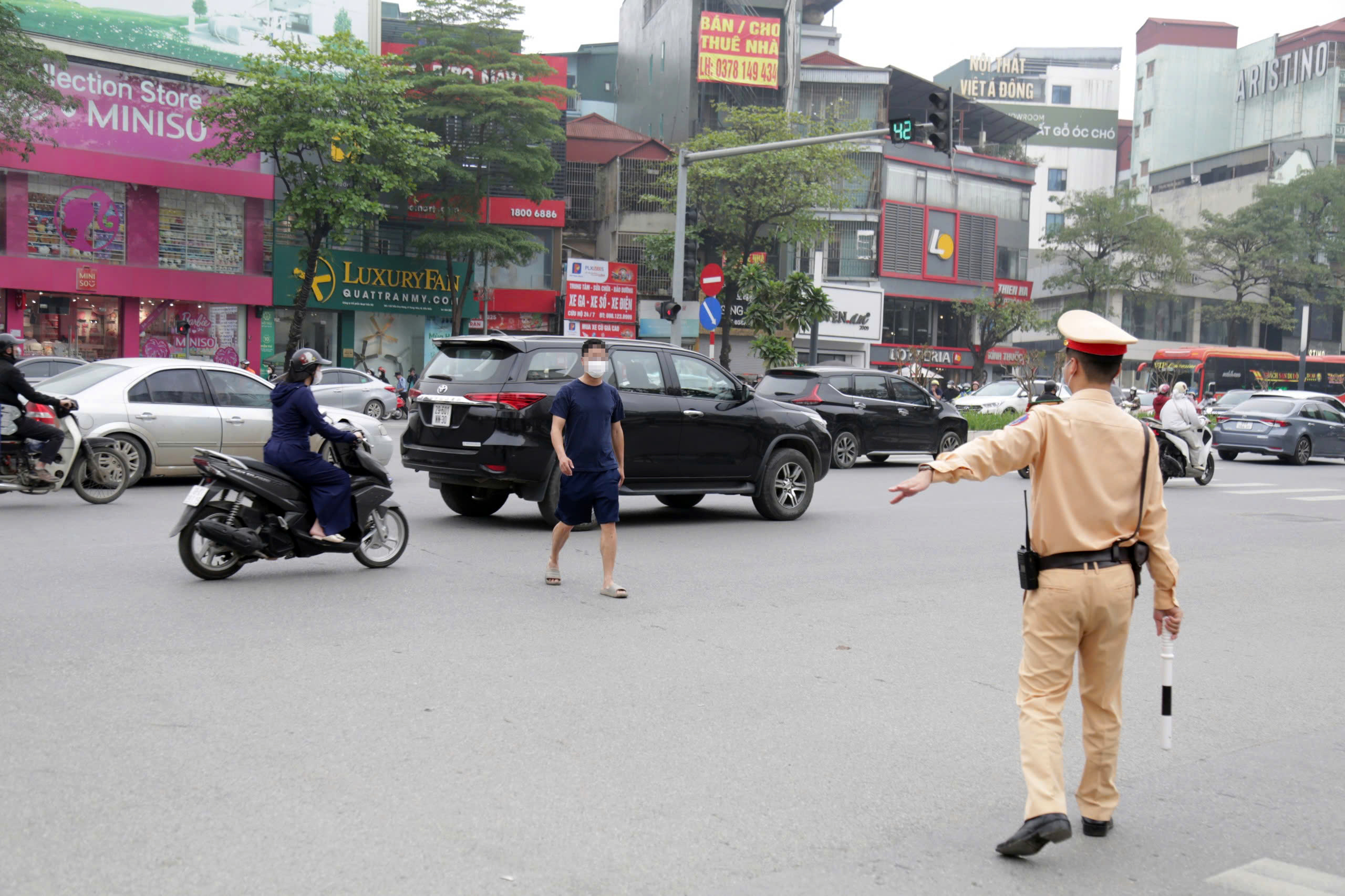 H&agrave; Nội: Nhiều người đi bộ sai luật bất ngờ khi bị CSGT xử phạt- Ảnh 2.