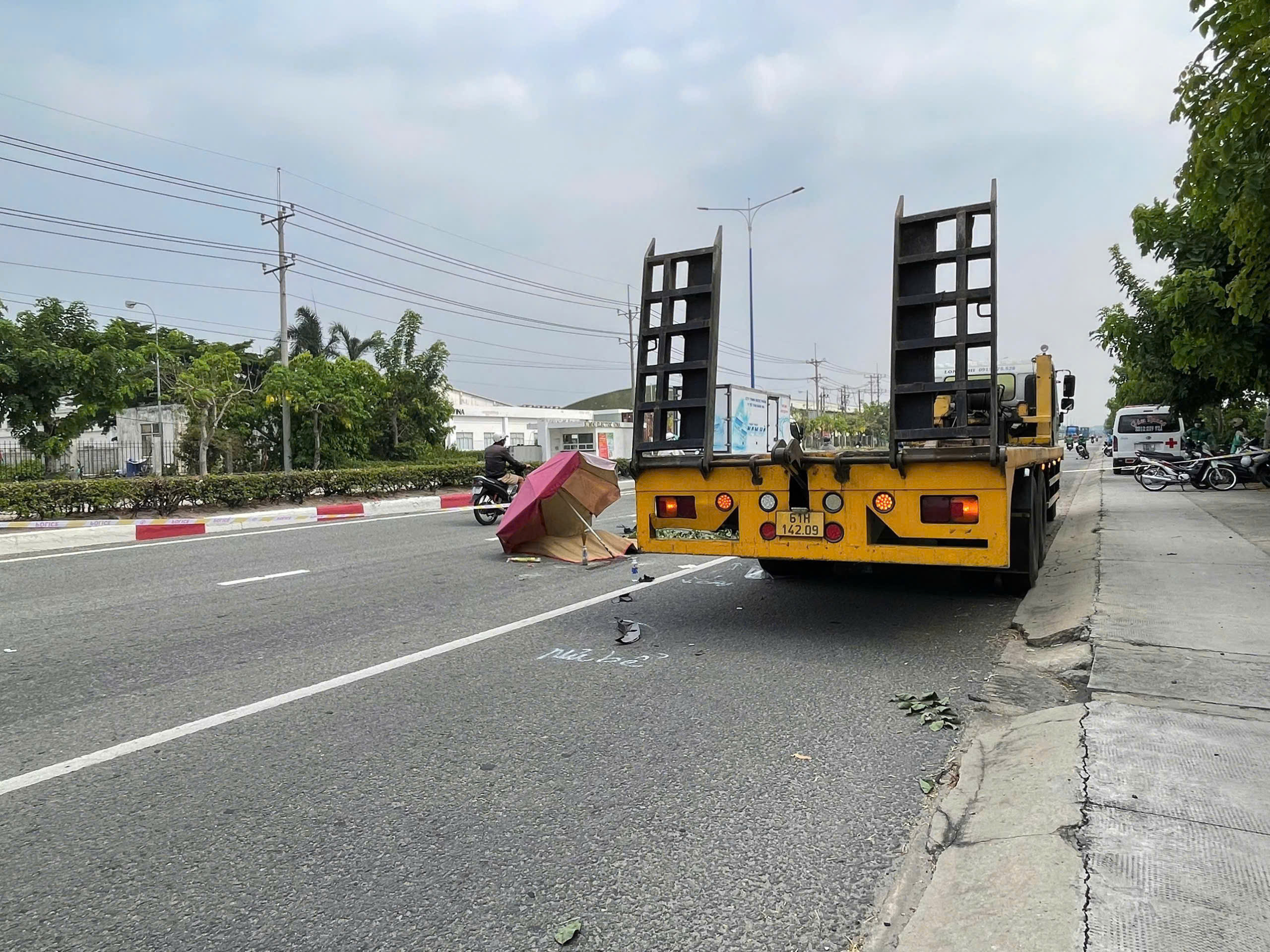 Xe m&aacute;y t&ocirc;ng đu&ocirc;i xe tải đang đậu b&ecirc;n đường, c&ocirc; g&aacute;i trẻ tử vong- Ảnh 1.