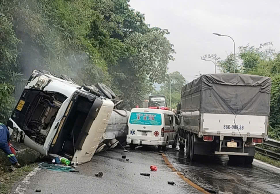 Tai nạn liên hoàn nhiều ô tô, đường đèo Bảo Lộc ách tắc nghiêm trọng- Ảnh 3. Tai nạn liên hoàn nhiều ô tô, đường đèo Bảo Lộc ách tắc nghiêm trọng- Ảnh 3.