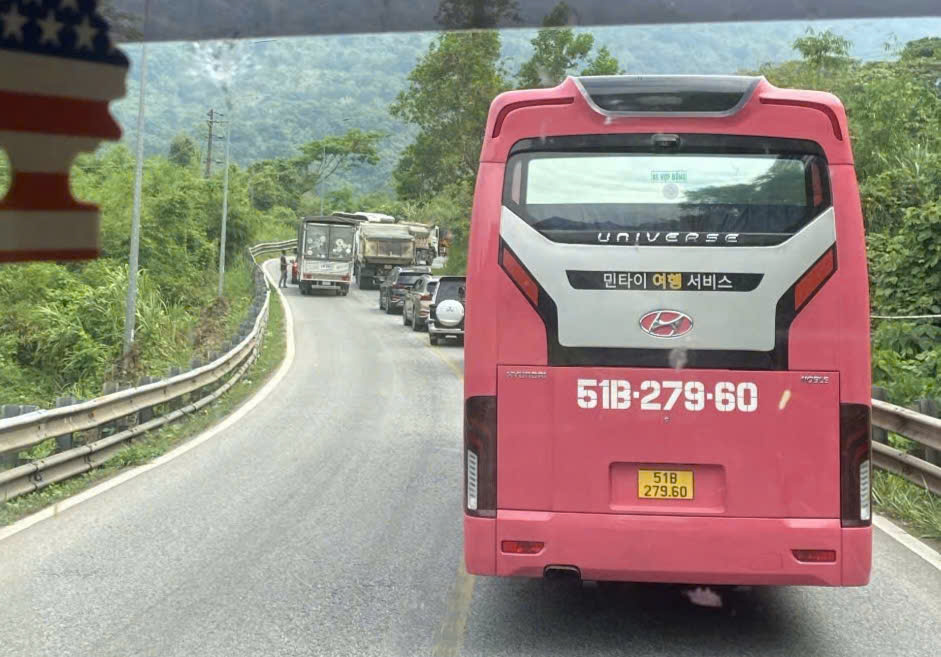 Tai nạn liên hoàn nhiều ô tô, đường đèo Bảo Lộc ách tắc nghiêm trọng- Ảnh 5. Tai nạn liên hoàn nhiều ô tô, đường đèo Bảo Lộc ách tắc nghiêm trọng- Ảnh 5.