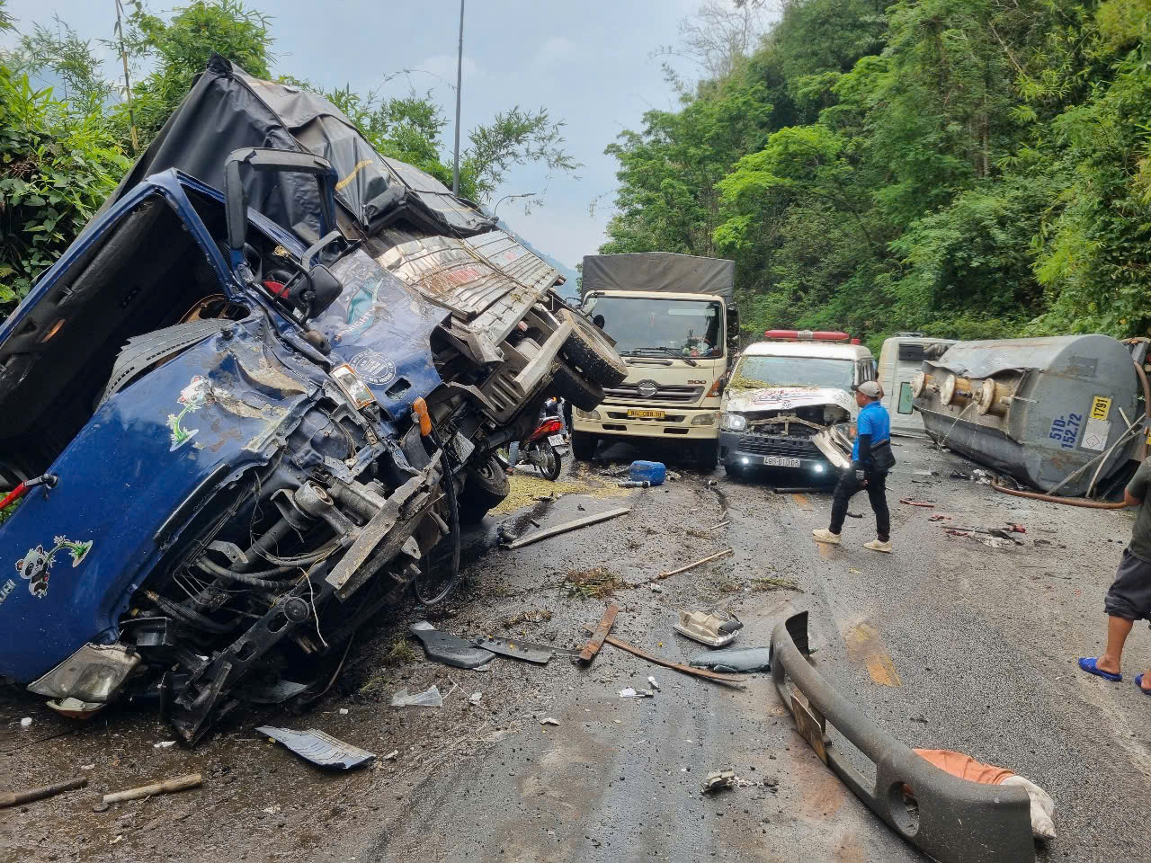 Tai nạn liên hoàn nhiều ô tô, đường đèo Bảo Lộc ách tắc nghiêm trọng- Ảnh 2. Tai nạn liên hoàn nhiều ô tô, đường đèo Bảo Lộc ách tắc nghiêm trọng- Ảnh 2.