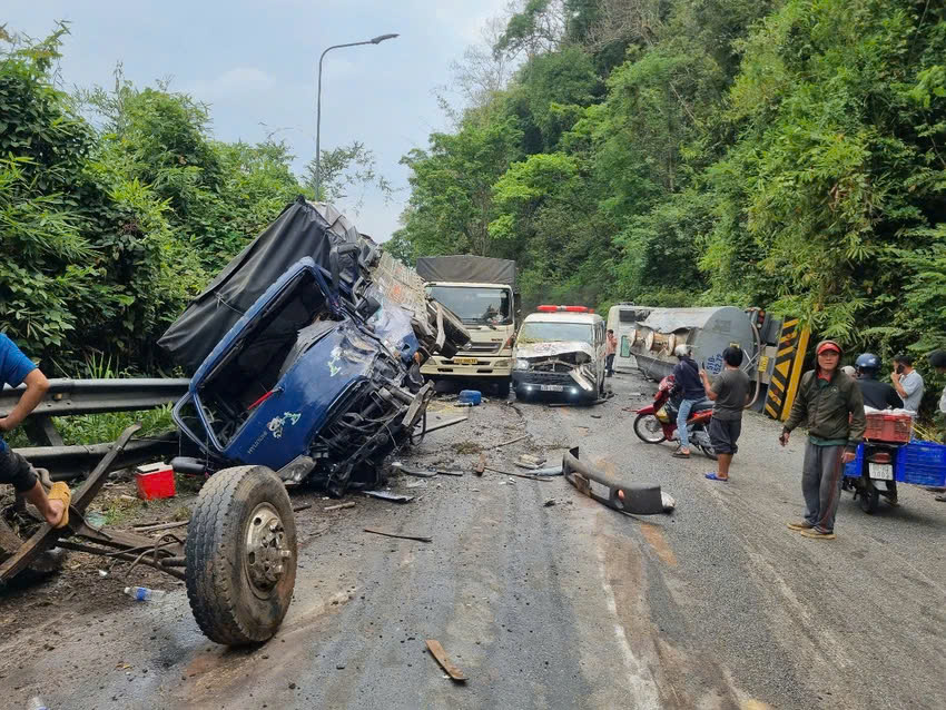 Tai nạn liên hoàn nhiều ô tô, đường đèo Bảo Lộc ách tắc nghiêm trọng- Ảnh 4. Tai nạn liên hoàn nhiều ô tô, đường đèo Bảo Lộc ách tắc nghiêm trọng- Ảnh 4.