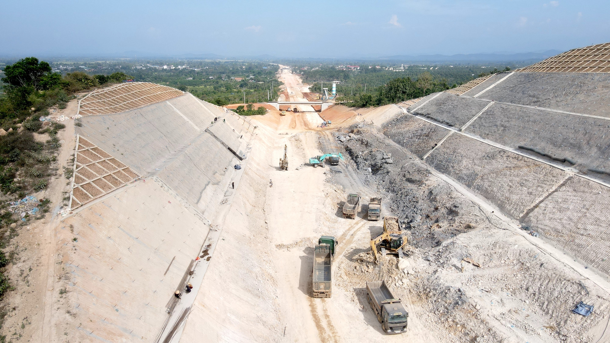 "Xẻ n&uacute;i, bắc cầu" th&ocirc;ng tuyến cao tốc Kh&aacute;nh H&ograve;a - Bu&ocirc;n Ma Thuột qua Đắk Lắk- Ảnh 1.