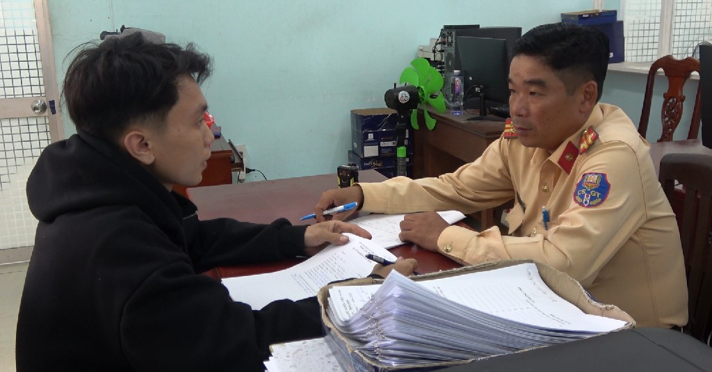 C&ocirc;ng an điều tra nh&oacute;m đối tượng chạy xe tốc độ cao, quay clip đăng l&ecirc;n mạng x&atilde; hội- Ảnh 2.