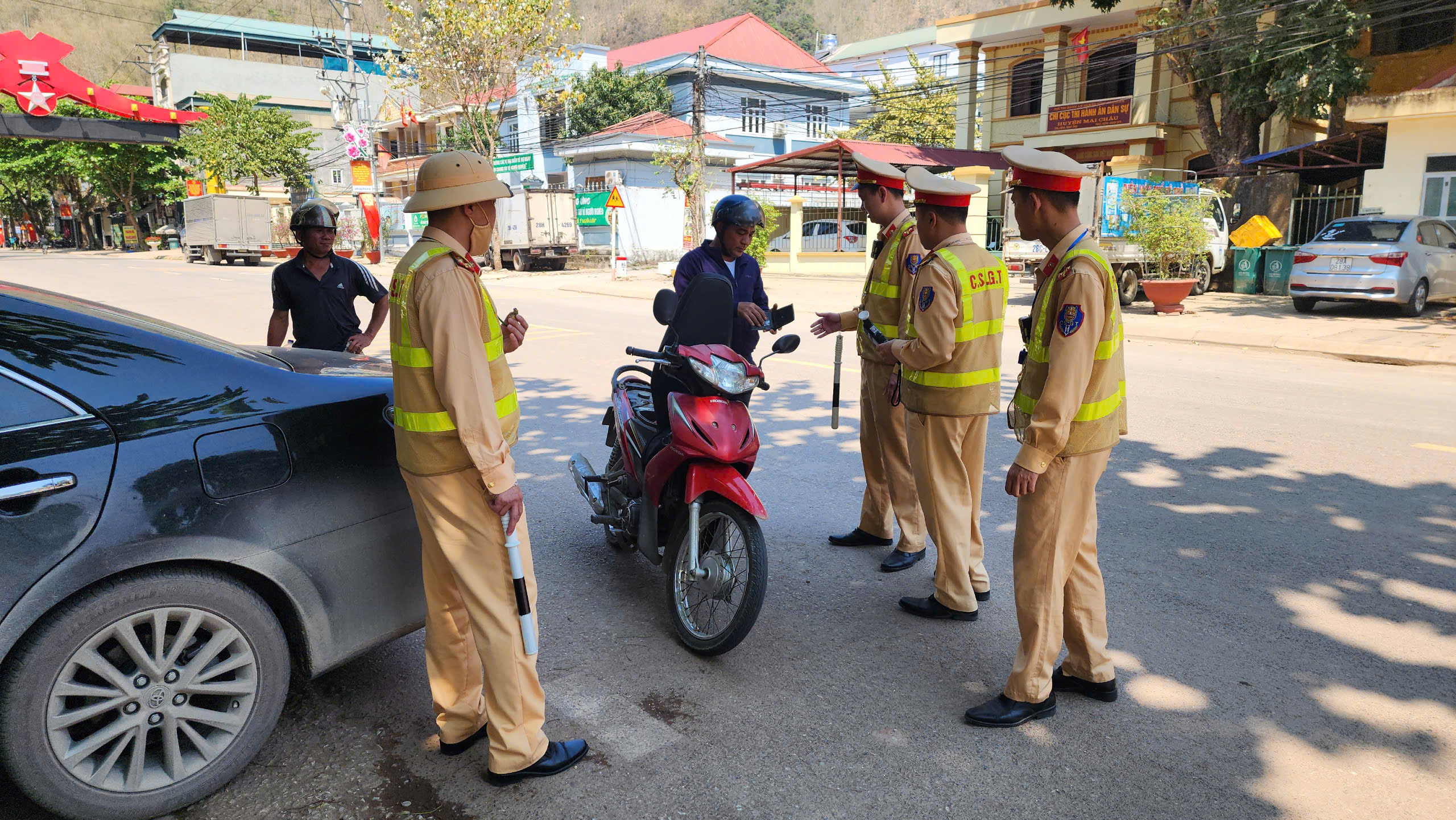 CSGT H&ograve;a B&igrave;nh tăng cường xử l&yacute; vi phạm, TNGT giảm s&acirc;u- Ảnh 7.