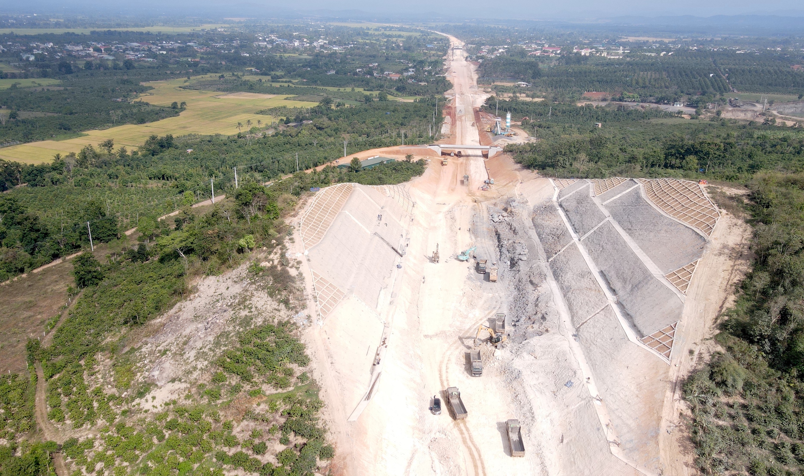 "Xẻ n&uacute;i, bắc cầu" th&ocirc;ng tuyến cao tốc Kh&aacute;nh H&ograve;a - Bu&ocirc;n Ma Thuột qua Đắk Lắk- Ảnh 13.