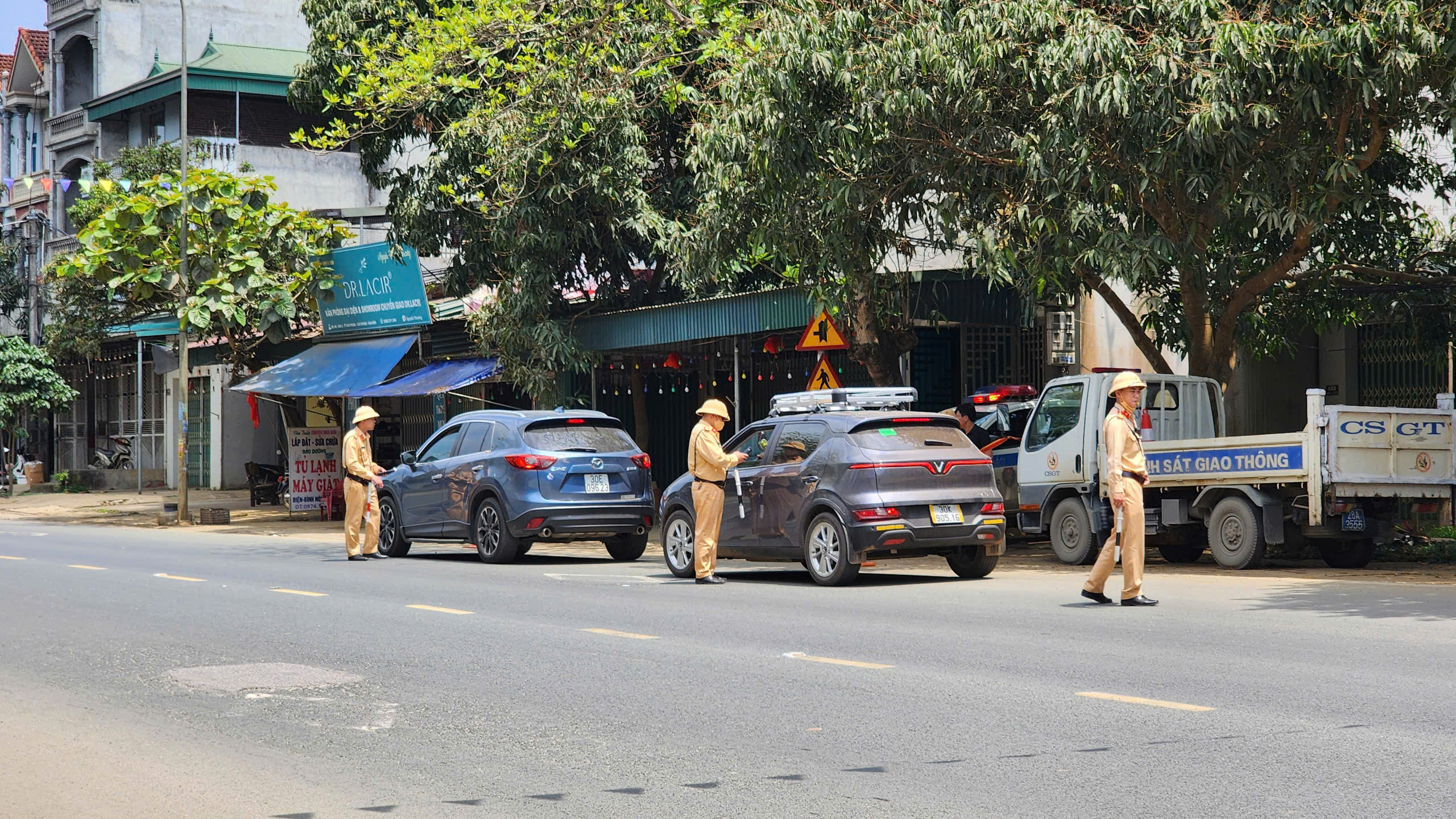 CSGT H&ograve;a B&igrave;nh tăng cường xử l&yacute; vi phạm, TNGT giảm s&acirc;u- Ảnh 1.