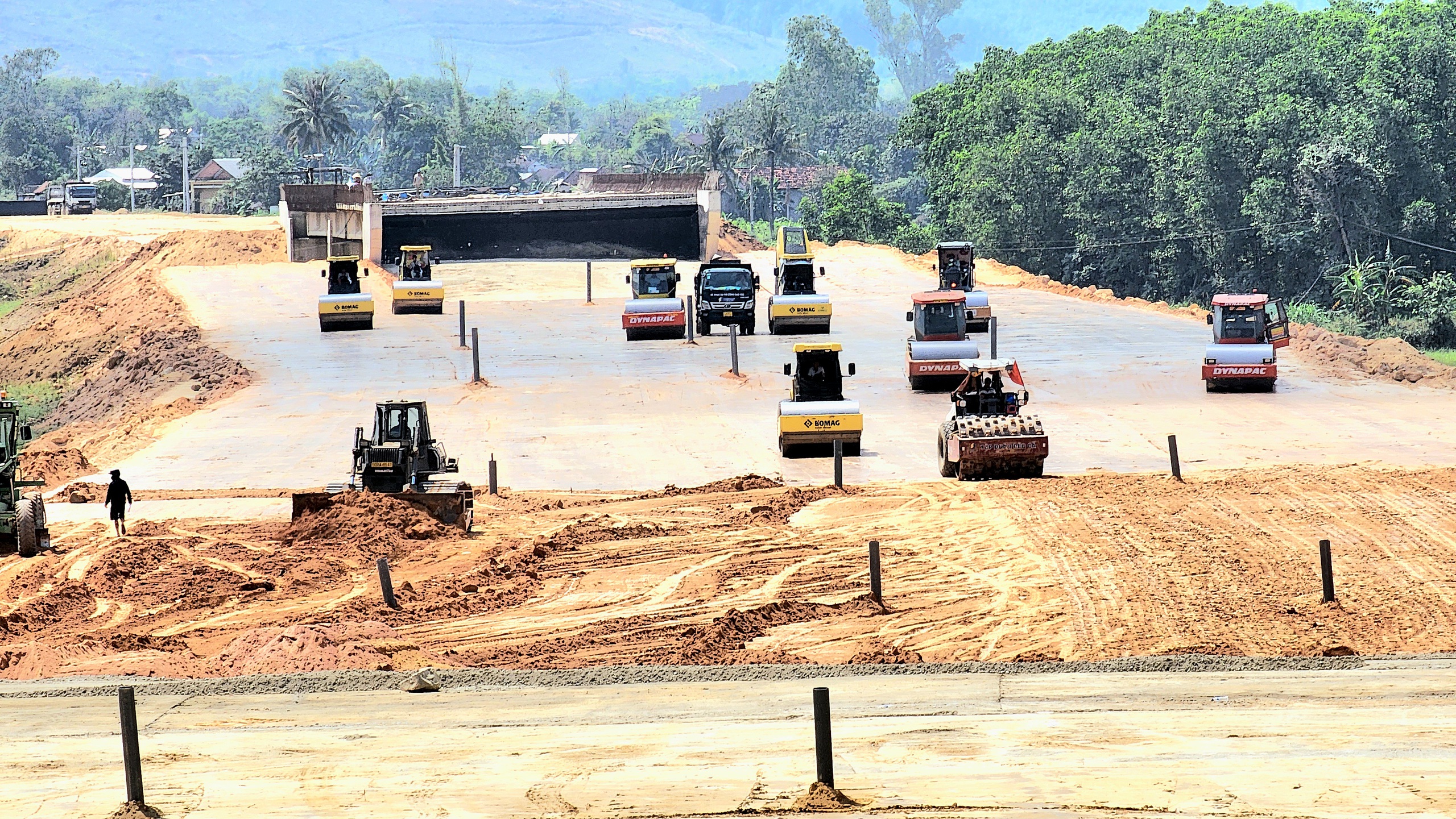 Hối hả thi c&ocirc;ng cao tốc 20 ngh&igrave;n tỷ nối Quảng Ng&atilde;i với B&igrave;nh Định- Ảnh 3.