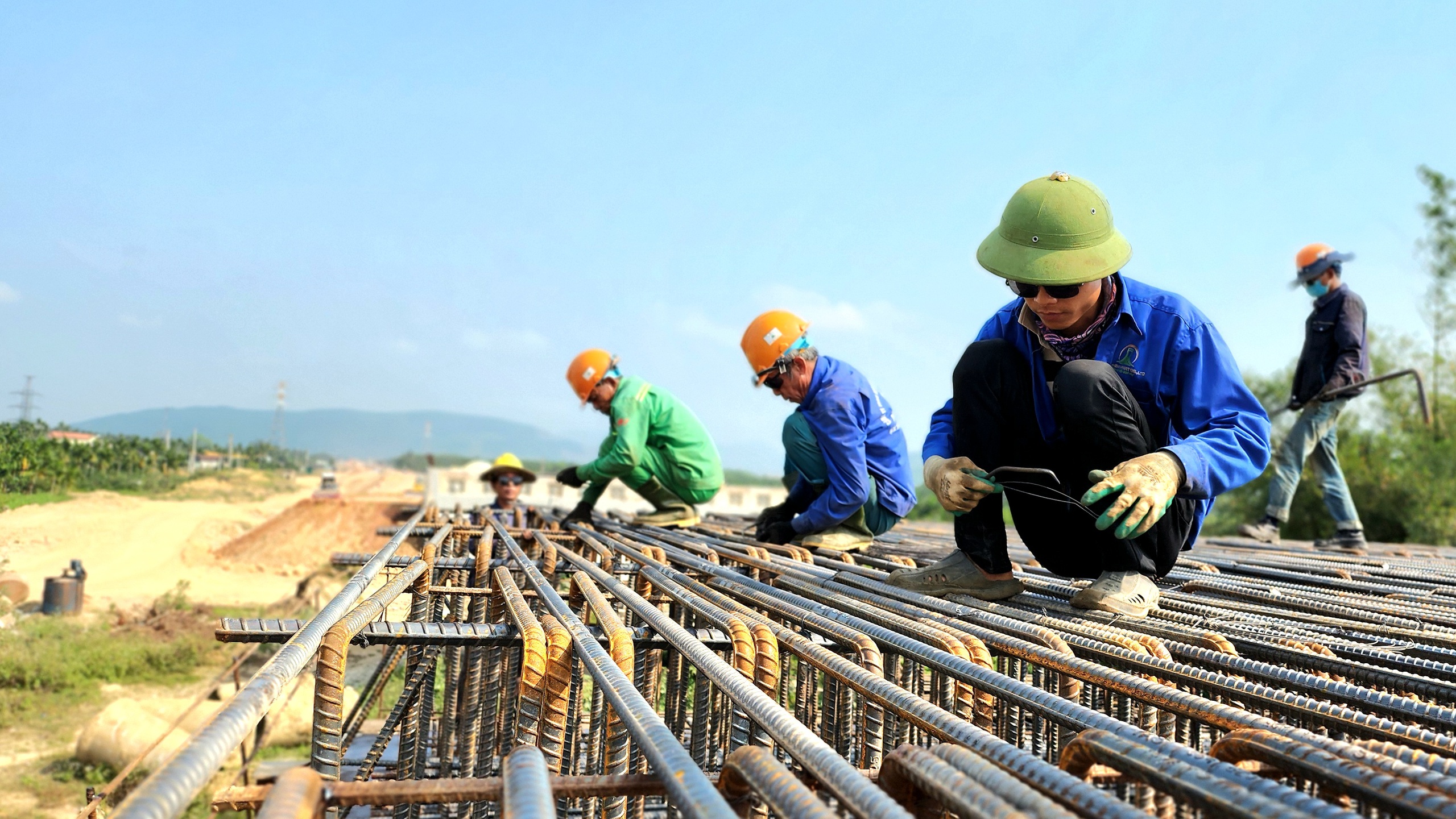 Hối hả thi c&ocirc;ng cao tốc 20 ngh&igrave;n tỷ nối Quảng Ng&atilde;i với B&igrave;nh Định- Ảnh 14.