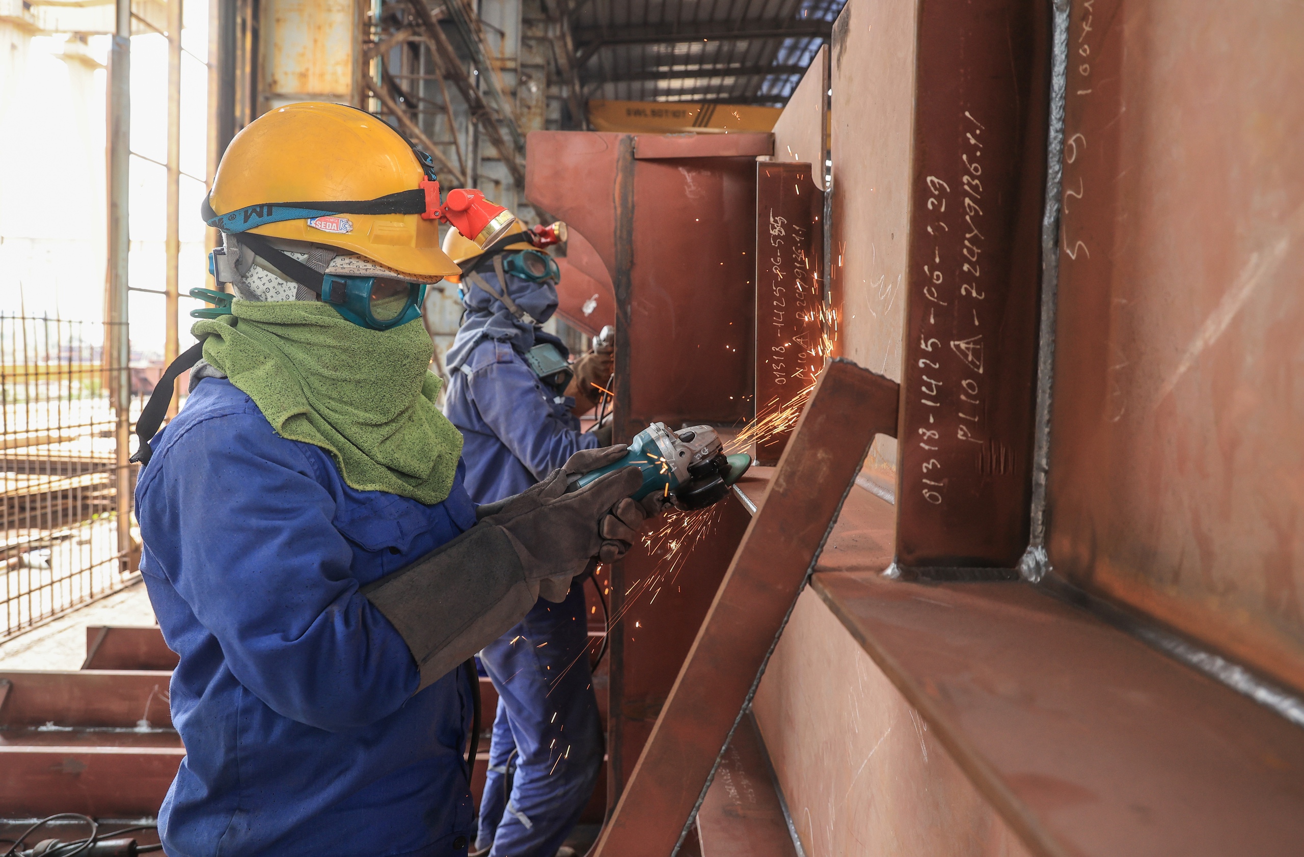 Tỉ mỉ đóng những con tàu "Made in Vietnam"- Ảnh 7. Tỉ mỉ đóng những con tàu "Made in Vietnam"- Ảnh 7.