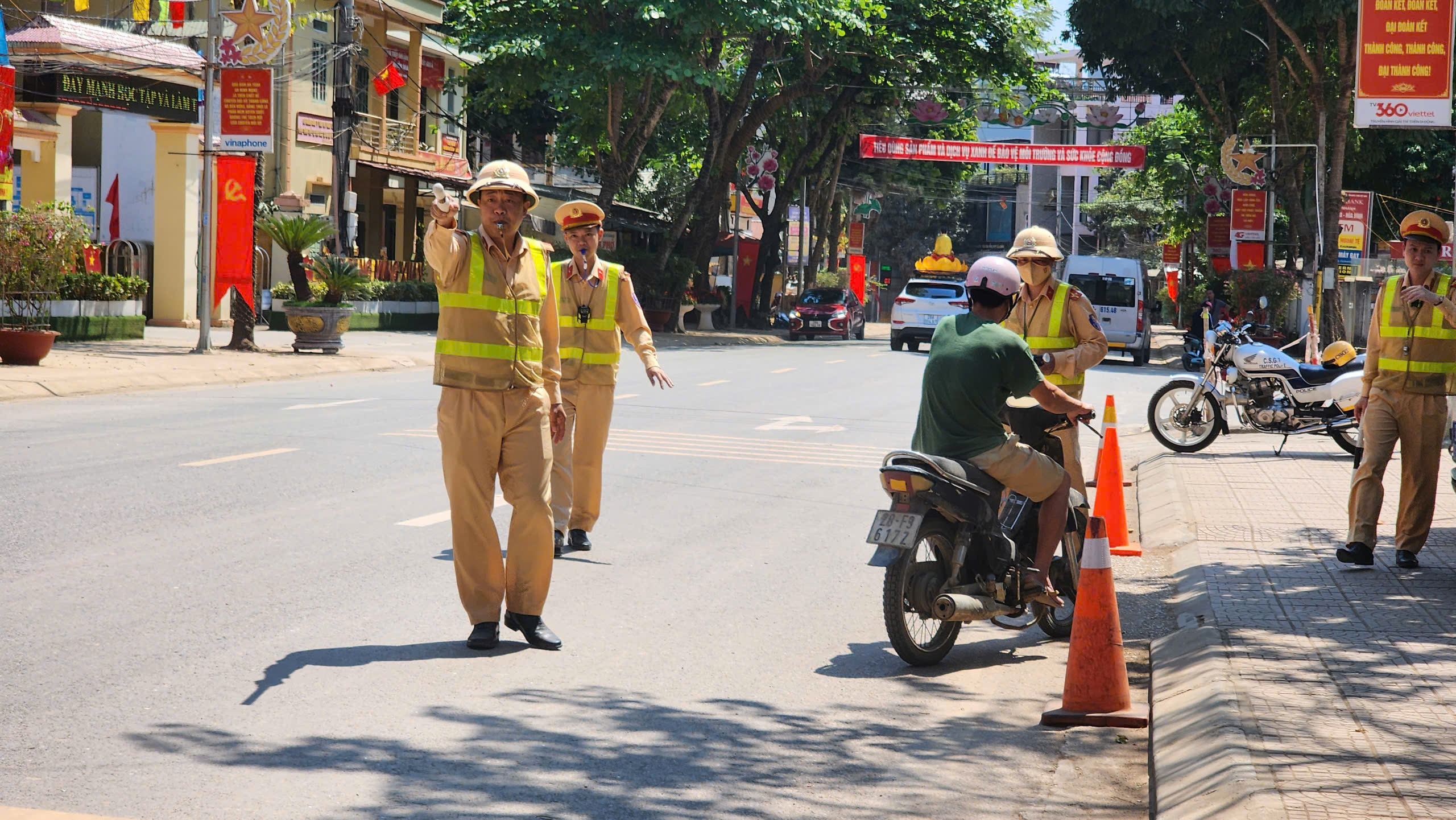 CSGT H&ograve;a B&igrave;nh tăng cường xử l&yacute; vi phạm, TNGT giảm s&acirc;u- Ảnh 5.