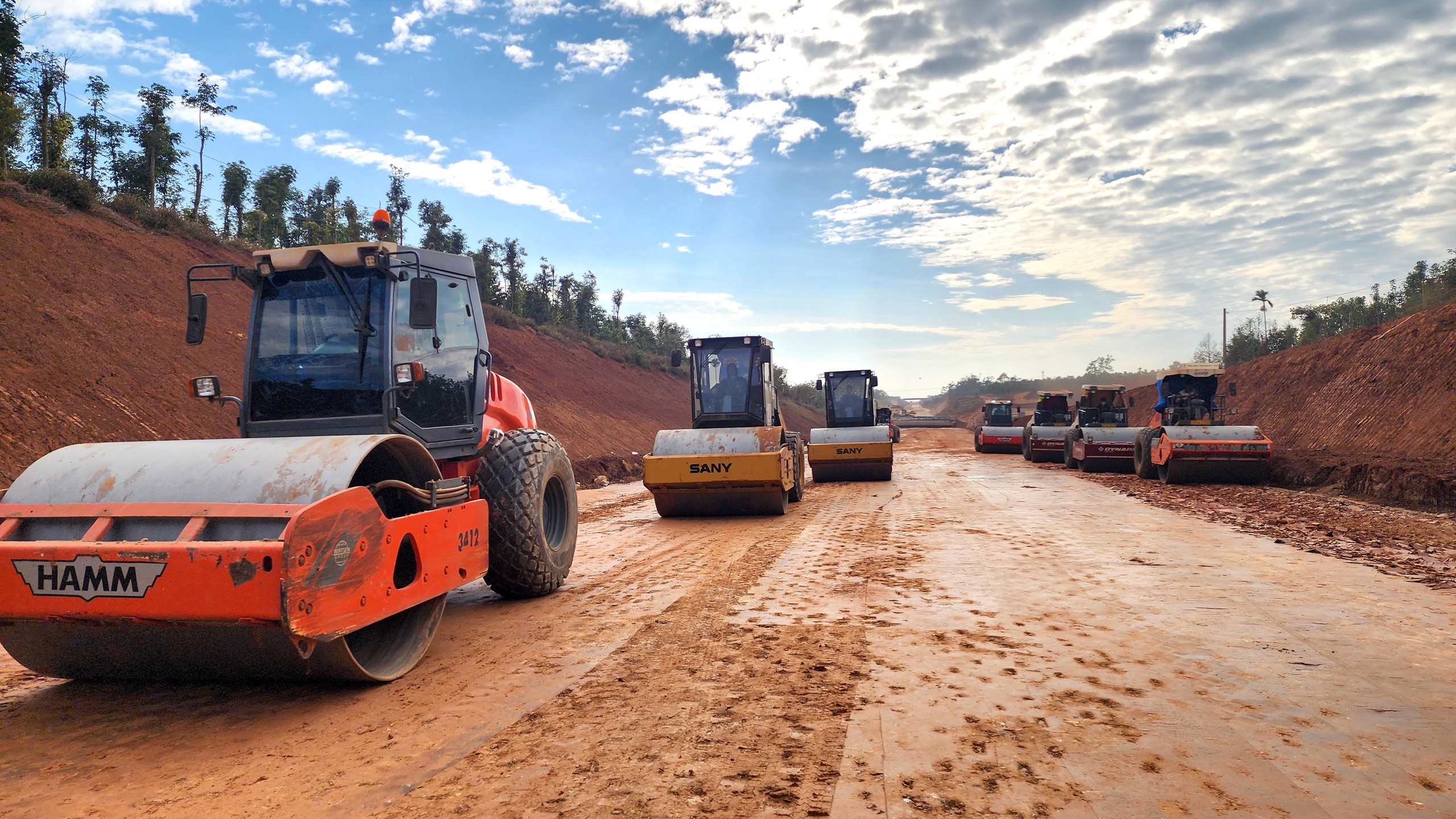 "Xẻ n&uacute;i, bắc cầu" th&ocirc;ng tuyến cao tốc Kh&aacute;nh H&ograve;a - Bu&ocirc;n Ma Thuột qua Đắk Lắk- Ảnh 12.