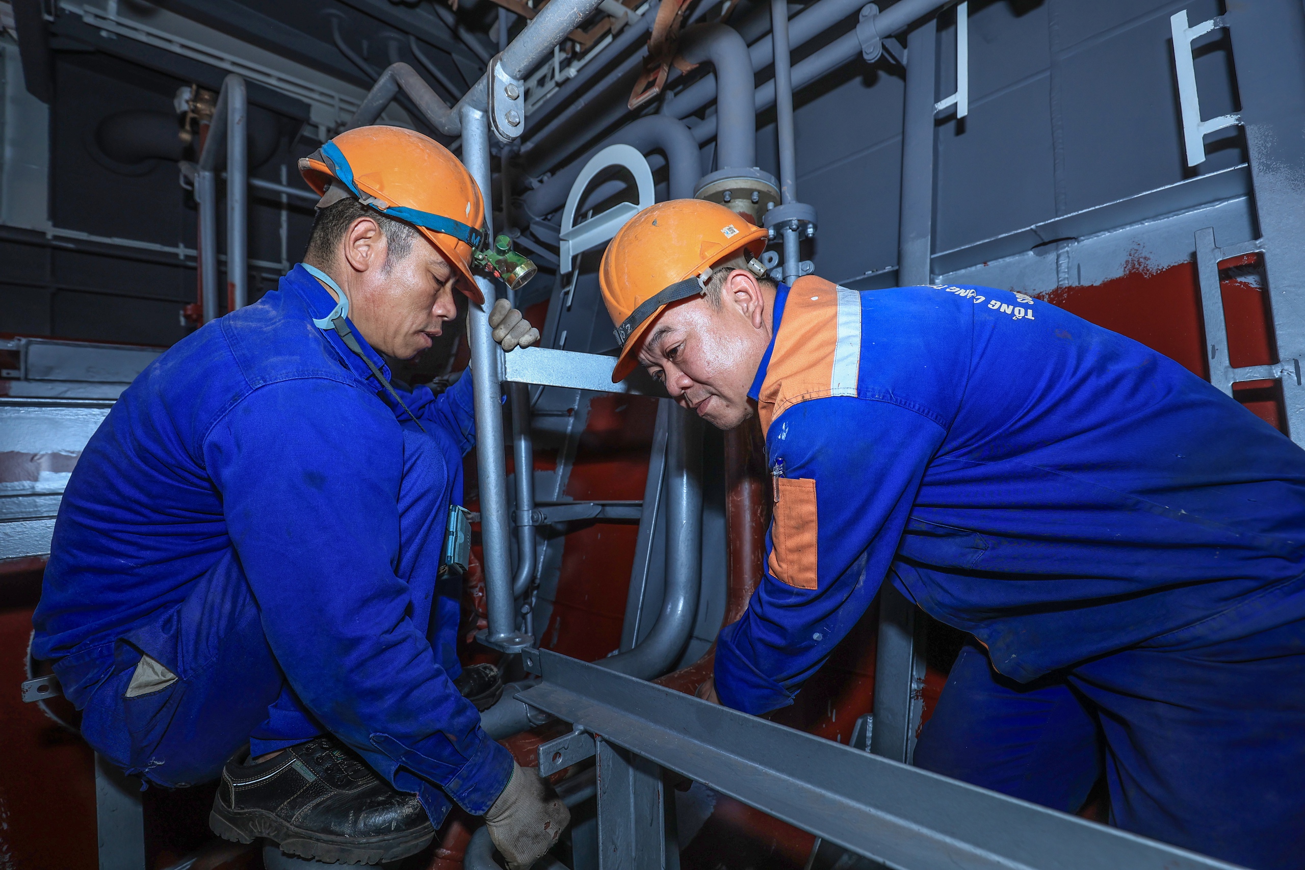 Tỉ mỉ đóng những con tàu "Made in Vietnam"- Ảnh 16. Tỉ mỉ đóng những con tàu "Made in Vietnam"- Ảnh 16.