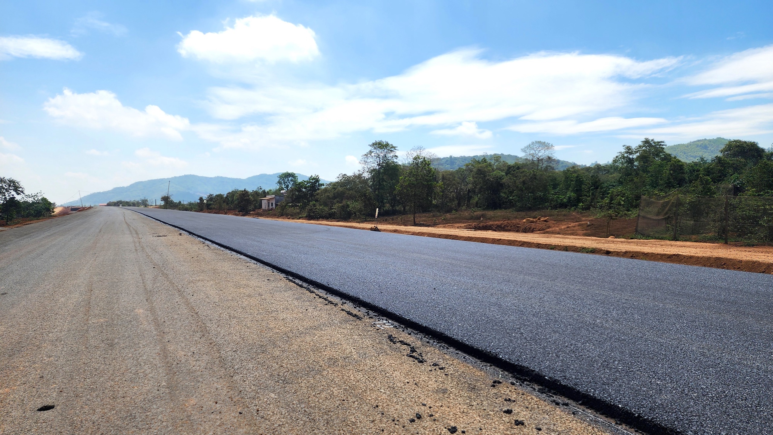 "Xẻ n&uacute;i, bắc cầu" th&ocirc;ng tuyến cao tốc Kh&aacute;nh H&ograve;a - Bu&ocirc;n Ma Thuột qua Đắk Lắk- Ảnh 10.