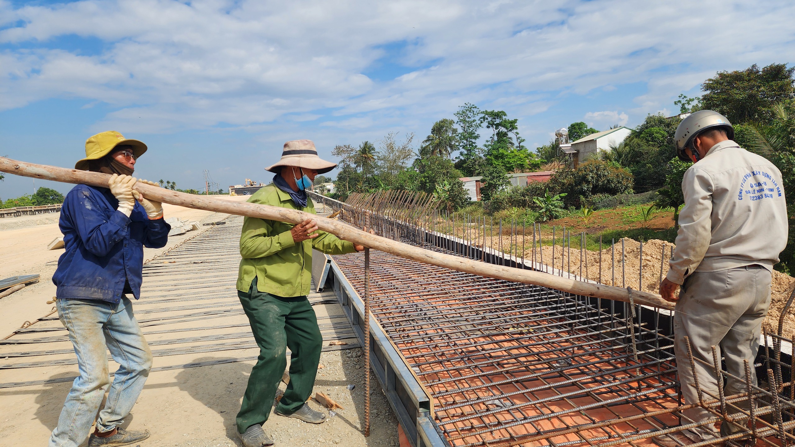 "Xẻ n&uacute;i, bắc cầu" th&ocirc;ng tuyến cao tốc Kh&aacute;nh H&ograve;a - Bu&ocirc;n Ma Thuột qua Đắk Lắk- Ảnh 8.