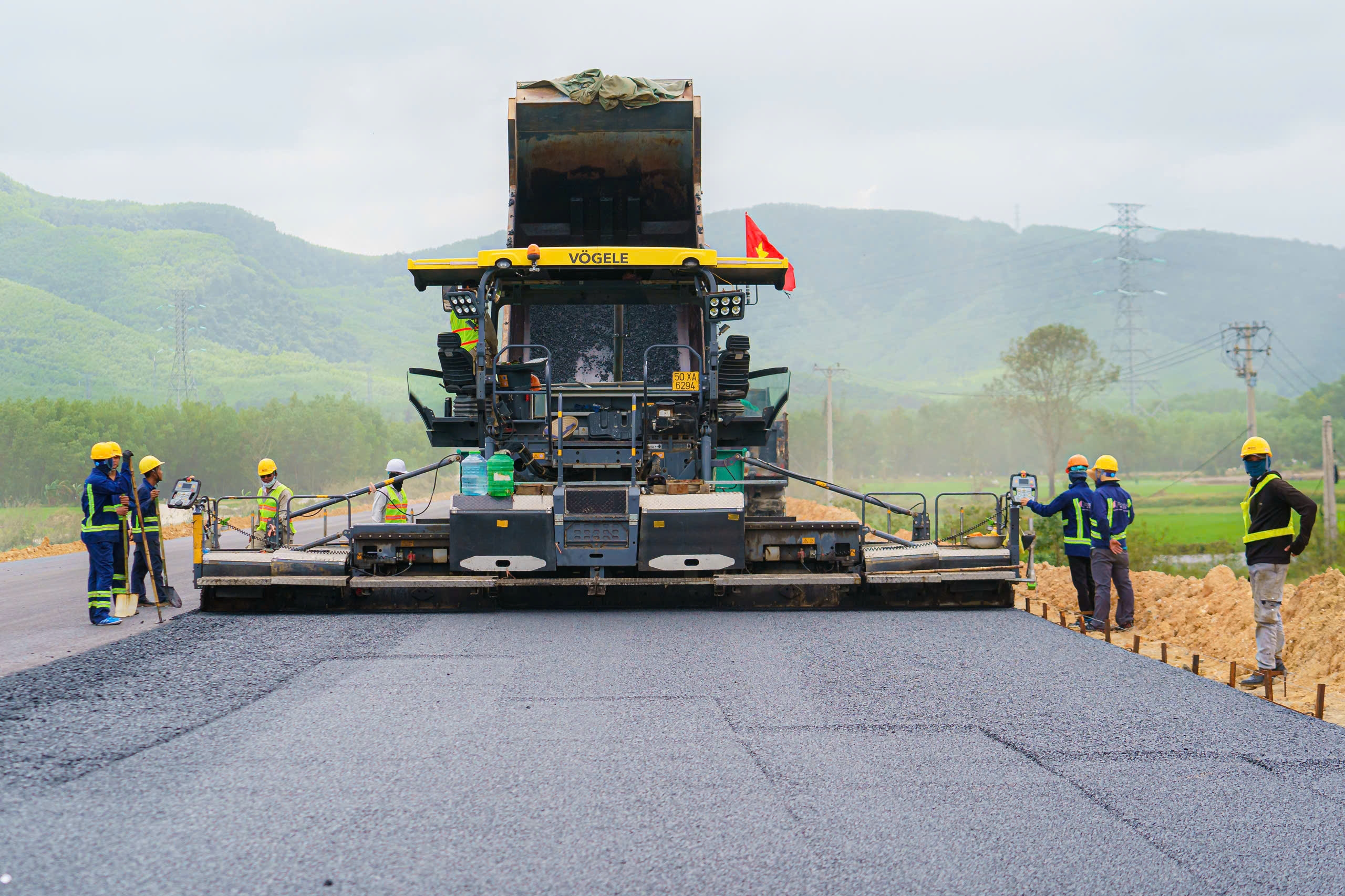 Hối hả thi c&ocirc;ng cao tốc 20 ngh&igrave;n tỷ nối Quảng Ng&atilde;i với B&igrave;nh Định- Ảnh 10.