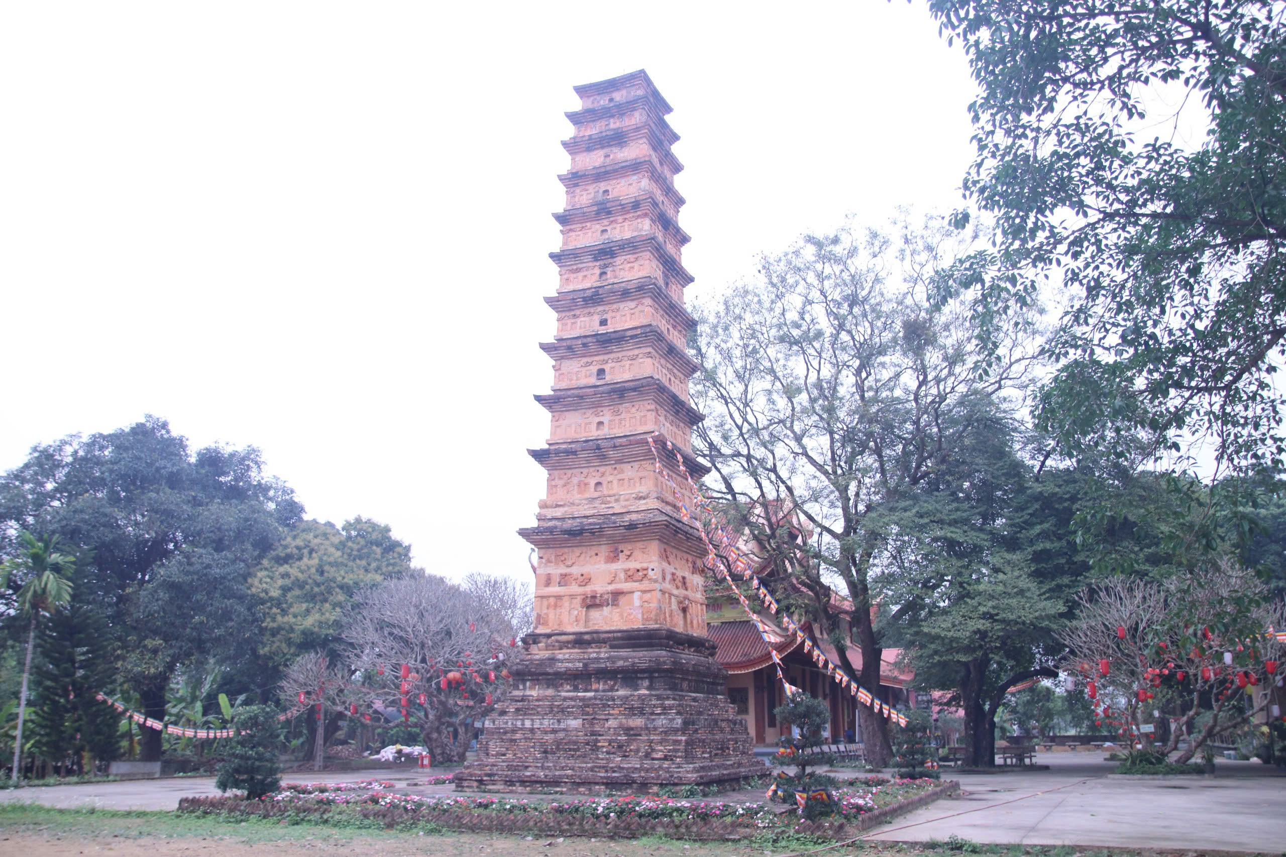 Tháp cổ Bình Sơn xuống cấp, sắp được trùng tu- Ảnh 1. Tháp cổ Bình Sơn xuống cấp, sắp được trùng tu- Ảnh 1.