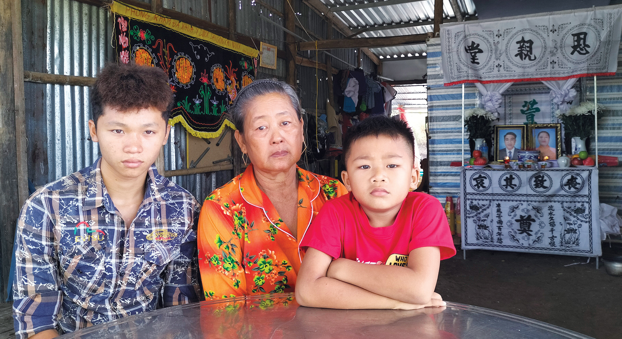 Tương lai mờ mịt của hai cậu bé mồ côi cha mẹ- Ảnh 1. Tương lai mờ mịt của hai cậu bé mồ côi cha mẹ- Ảnh 1.