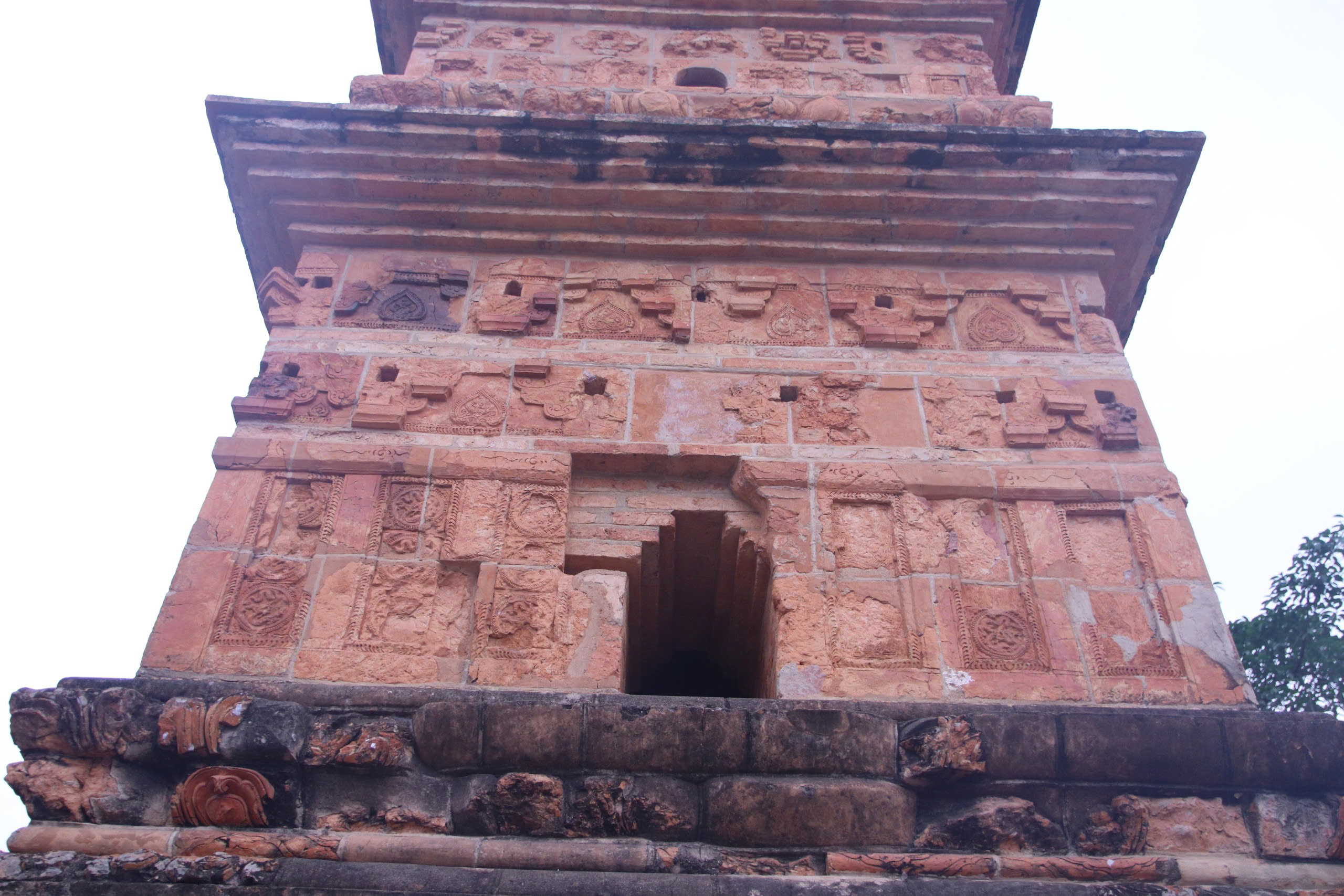 Tháp cổ Bình Sơn xuống cấp, sắp được trùng tu- Ảnh 3. Tháp cổ Bình Sơn xuống cấp, sắp được trùng tu- Ảnh 3.