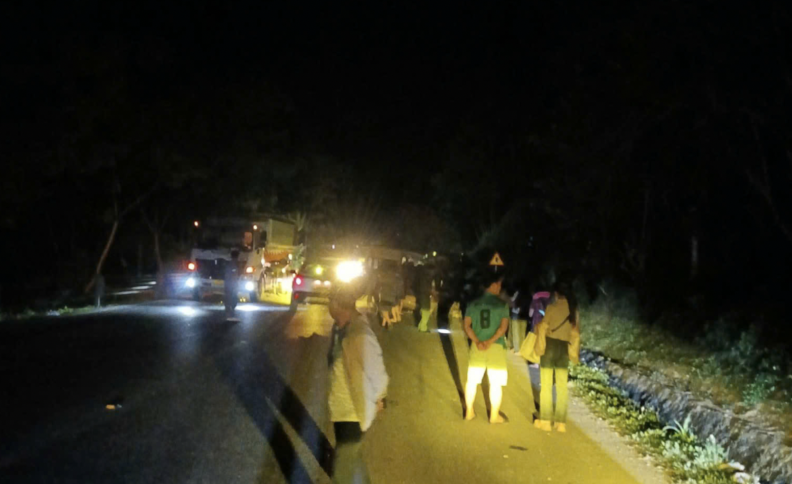 Xe kh&aacute;ch chở 13 người t&ocirc;ng tr&uacute;ng xe tải đậu ven đường l&uacute;c nửa đ&ecirc;m- Ảnh 1.