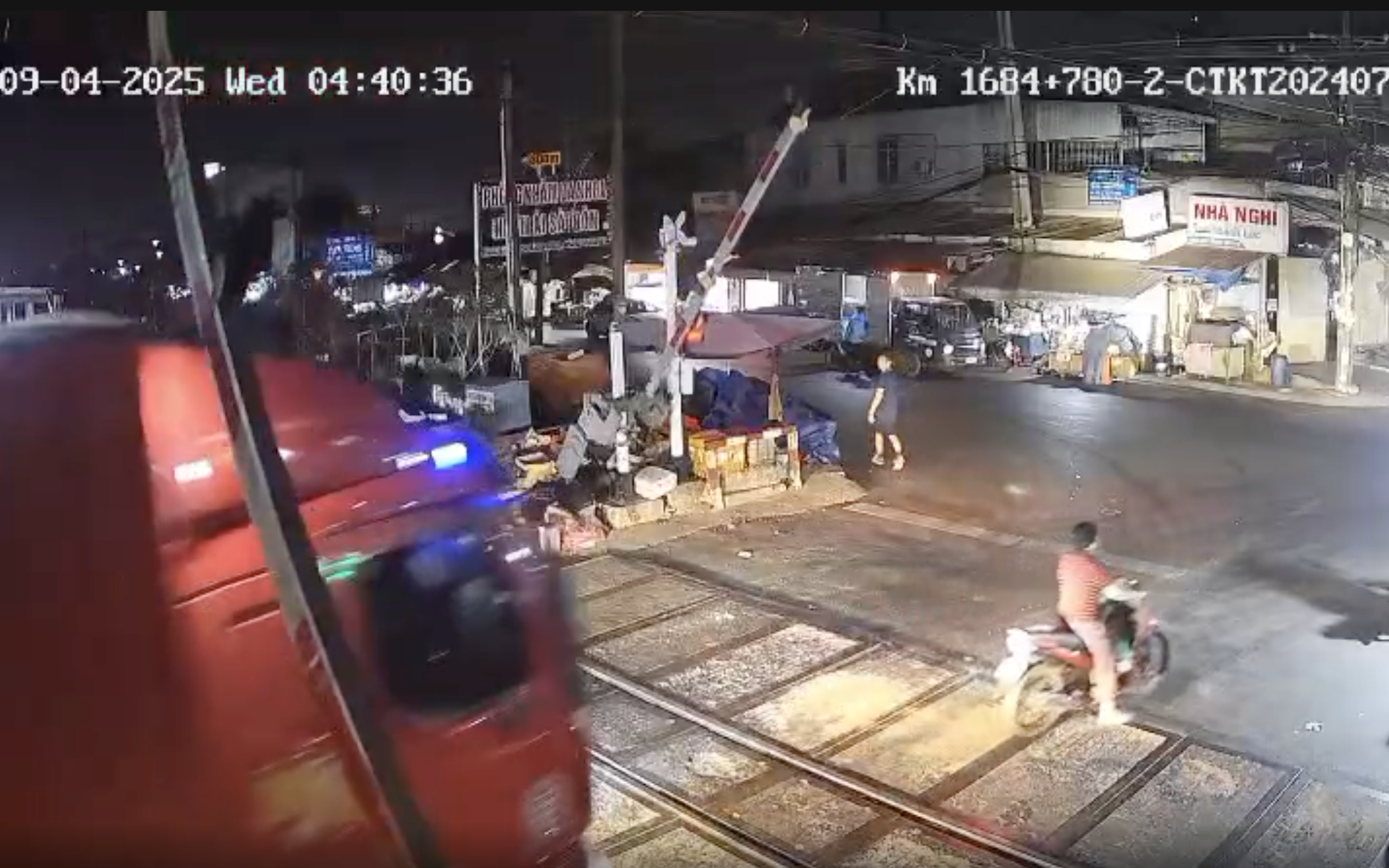 Hơn 200 vụ phương tiện vi phạm tín hiệu đường ngang trong 8 tháng, đe dọa an toàn chạy tàu- Ảnh 2. 3 tháng, xảy ra cả trăm vụ vượt ẩu qua đường ngang, đâm hỏng cần chắn tự động