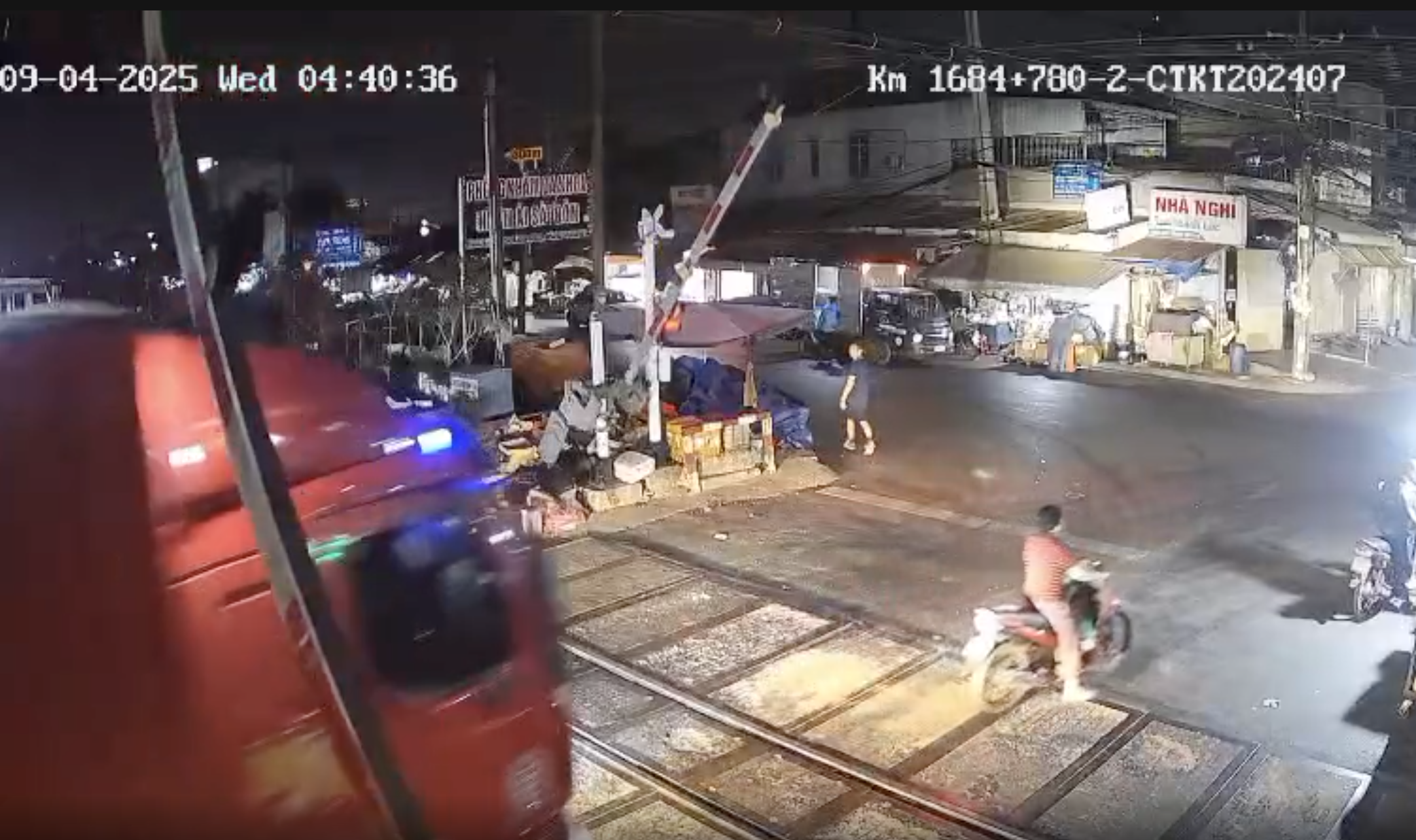 3 th&aacute;ng, xảy ra cả trăm vụ vượt ẩu qua đường ngang, đ&acirc;m hỏng cần chắn tự động- Ảnh 1.